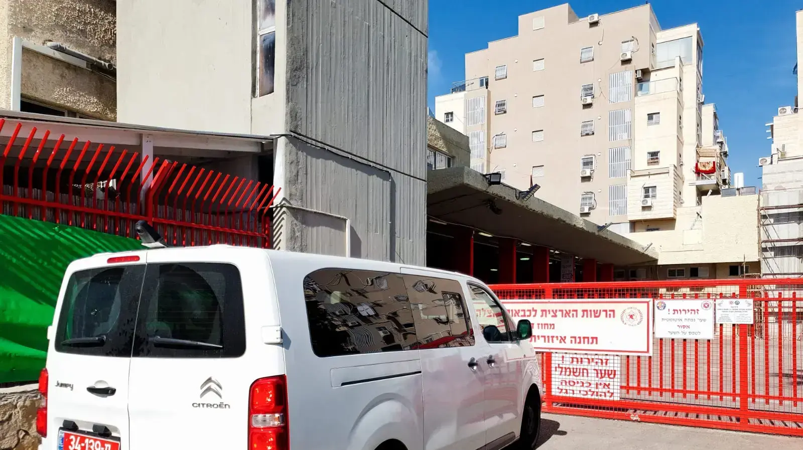 ניידת משטרה בכניסה לתחנת הכיבוי בבני ברק 25 בינואר 2021 ניידת משטרה בכניסה לתחנת הכיבוי בבני ברק 25 בינואר 2021