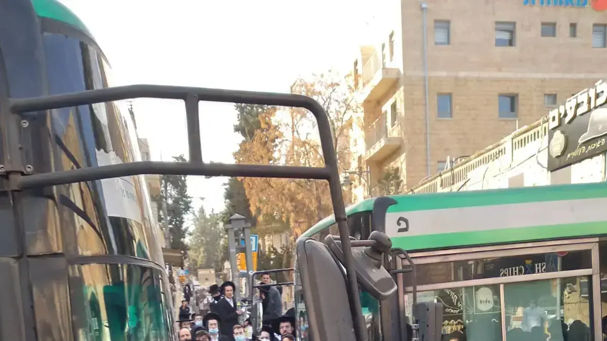 ניפוץ שמשץ אוטובוס שכונת מאה שעריים במהלך מחאת חרדים 25 בינואר 2021