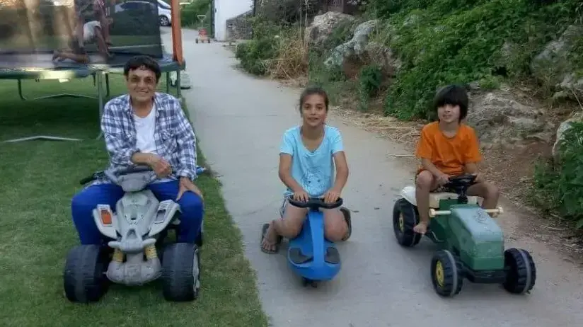 ציפורה ישראלי עם נכדייה ציפורה ישראלי עם נכדייה