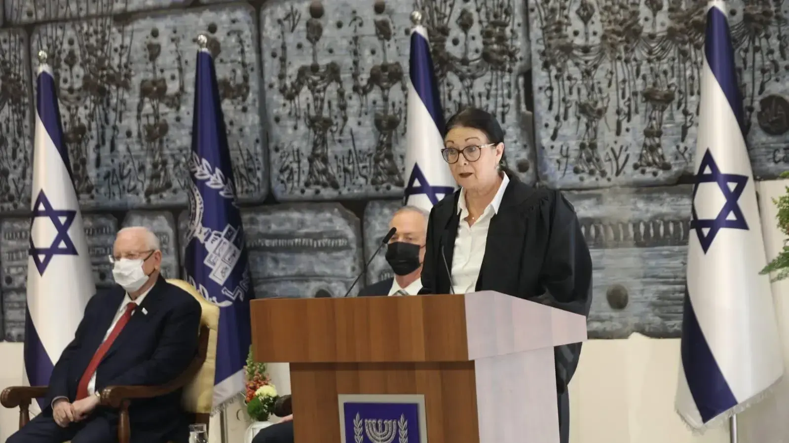 נשיאת בית המשפט העליון, העליון אסתר חיות במהלך הצהרתה בטקס הצהרת אמונים של 54 שופטים ורשמים בבית הנשיא 26 בינואר 2021 נשיאת בית המשפט העליון, העליון אסתר חיות במהלך הצהרתה בטקס הצהרת אמונים של 54 שופטים ורשמים בבית הנשיא 26 בינואר 2021