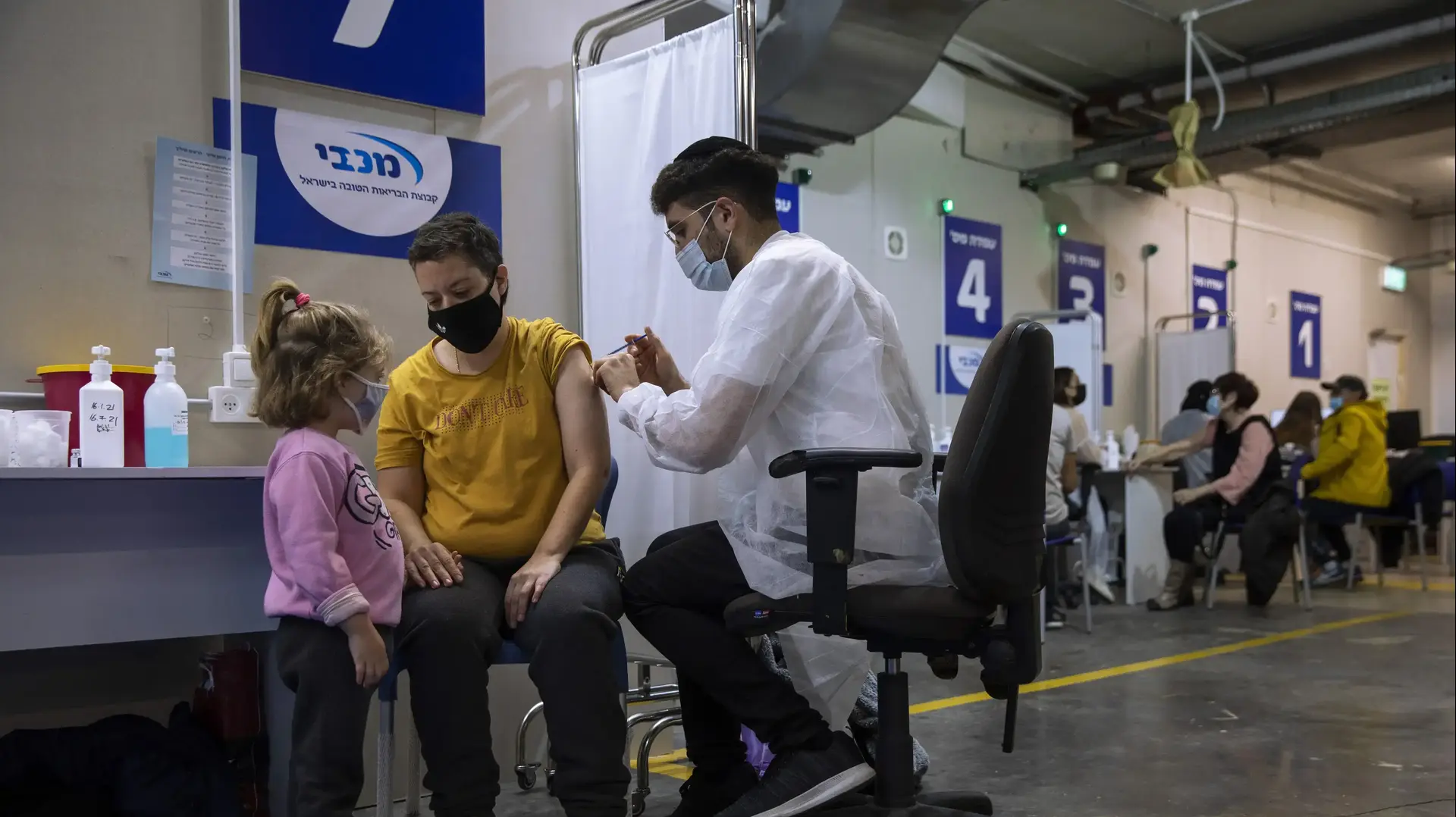 מתן חיסוני קורונה במתחם בגבעתיים, 20 בינואר 2021 מתן חיסוני קורונה במתחם בגבעתיים, 20 בינואר 2021