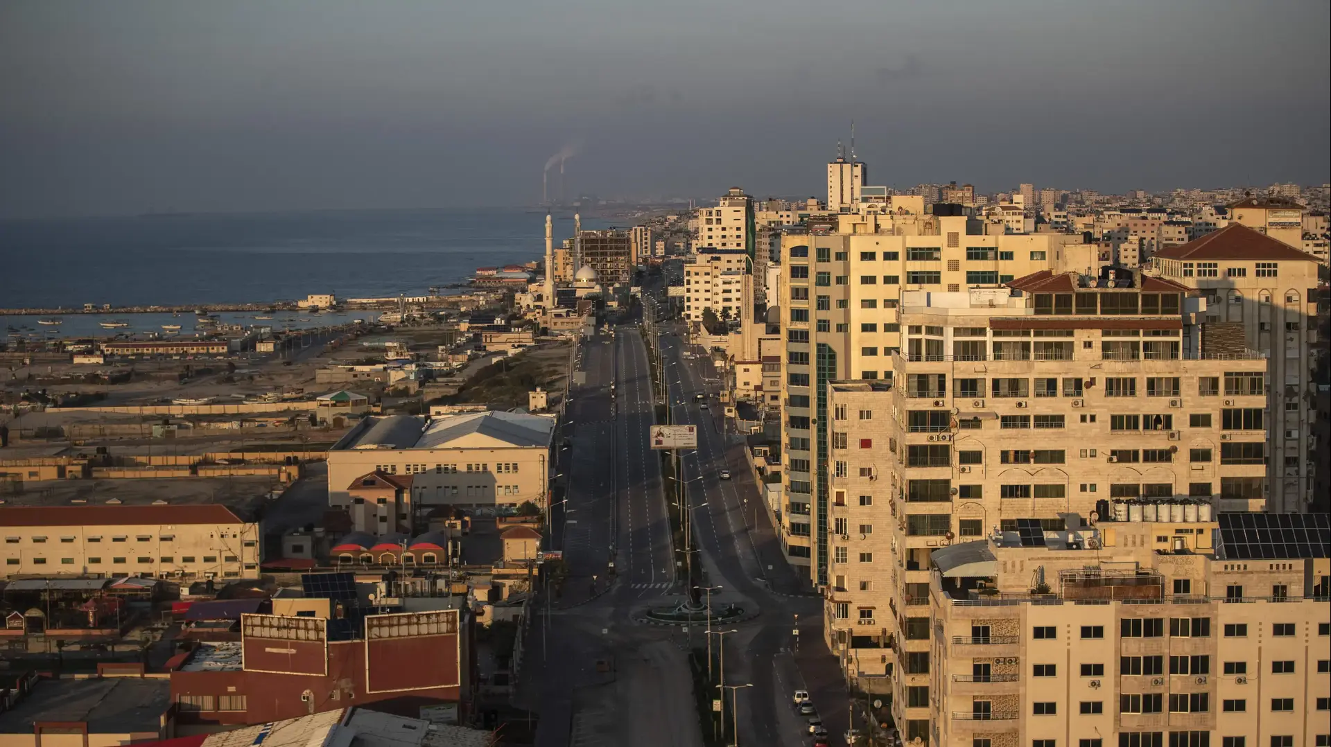 רחוב ראשי שומם ברצועת עזה במהלך סגר סוף השבוע שמתקיים שם מידי שבוע. 28 בינואר 2021 רחוב ראשי שומם ברצועת עזה במהלך סגר סוף השבוע שמתקיים שם מידי שבוע. 28 בינואר 2021
