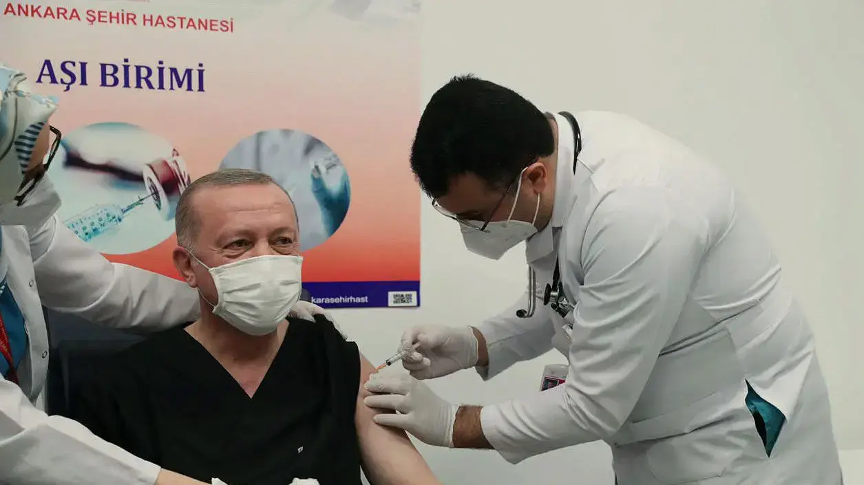 נשיא טורקיה רג'פ טייפ ארדואן מקבל חיסון נגד קורונה, 14 בינואר 2021 נשיא טורקיה רג'פ טייפ ארדואן מקבל חיסון נגד קורונה, 14 בינואר 2021