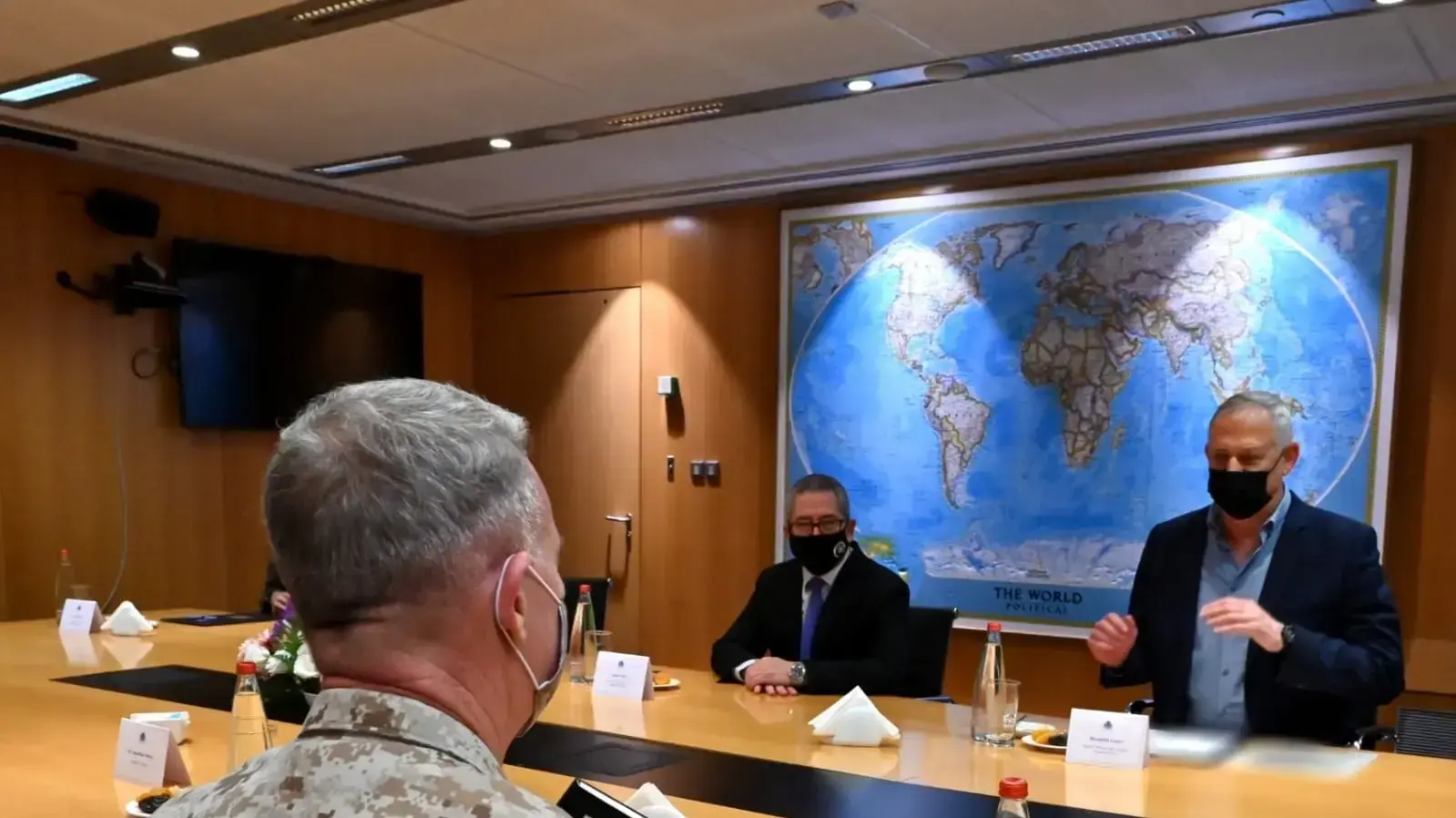 שר הביטחון, בני גנץ, בפגישה עם ראש פיקוד סנטקום של צבא ארצות הברית, הגנרל קנת' מקינזי, 29 בינואר 2021 שר הביטחון, בני גנץ, בפגישה עם ראש פיקוד סנטקום של צבא ארצות הברית, הגנרל קנת' מקינזי, 29 בינואר 2021