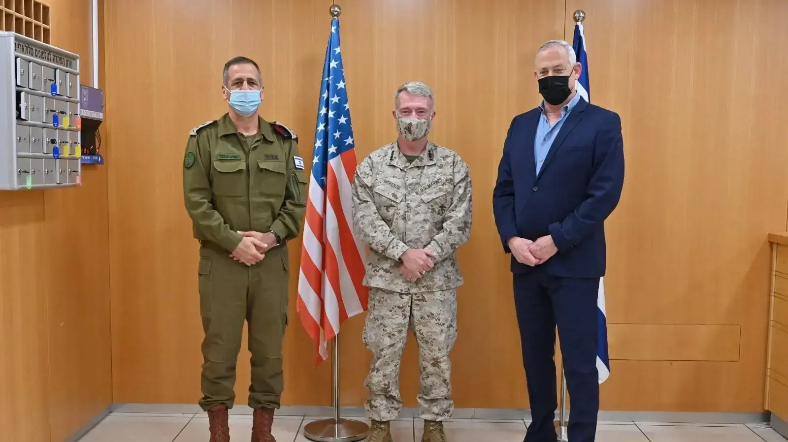 שר הביטחון, בני גנץ, בפגישה עם ראש פיקוד סנטקום של צבא ארצות הברית, הגנרל קנת' מקינזי, יחד עם הרמטכ"ל, רא"ל אביב כוכבי, 29 בינואר 2021 שר הביטחון, בני גנץ, בפגישה עם ראש פיקוד סנטקום של צבא ארצות הברית, הגנרל קנת' מקינזי, יחד עם הרמטכ"ל, רא"ל אביב כוכבי, 29 בינואר 2021