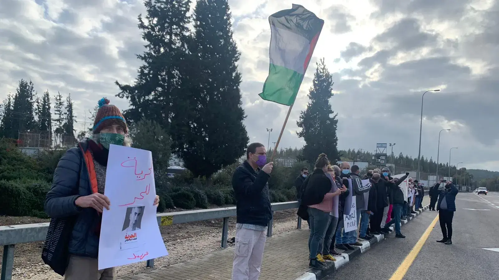 מפגינים מול כלא מגידו במחאה על מעצרו של אמל נחלה, נער בן 17 ממחנה הפליטים ג׳ילזון, המוחזק מזה מספר ימים ללא משפט במעצר מנהלי. 30 בינואר 2021