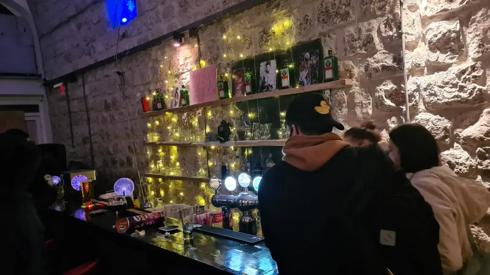 המשטרה חשפה בסוף השבוע עשרות מבלים בשני פאבים בחיפה רשמה קנסות לבעלי המקומות וזימנה אותם לשימוע. 30 בינואר 2021 המשטרה חשפה בסוף השבוע עשרות מבלים בשני פאבים בחיפה רשמה קנסות לבעלי המקומות וזימנה אותם לשימוע. 30 בינואר 2021