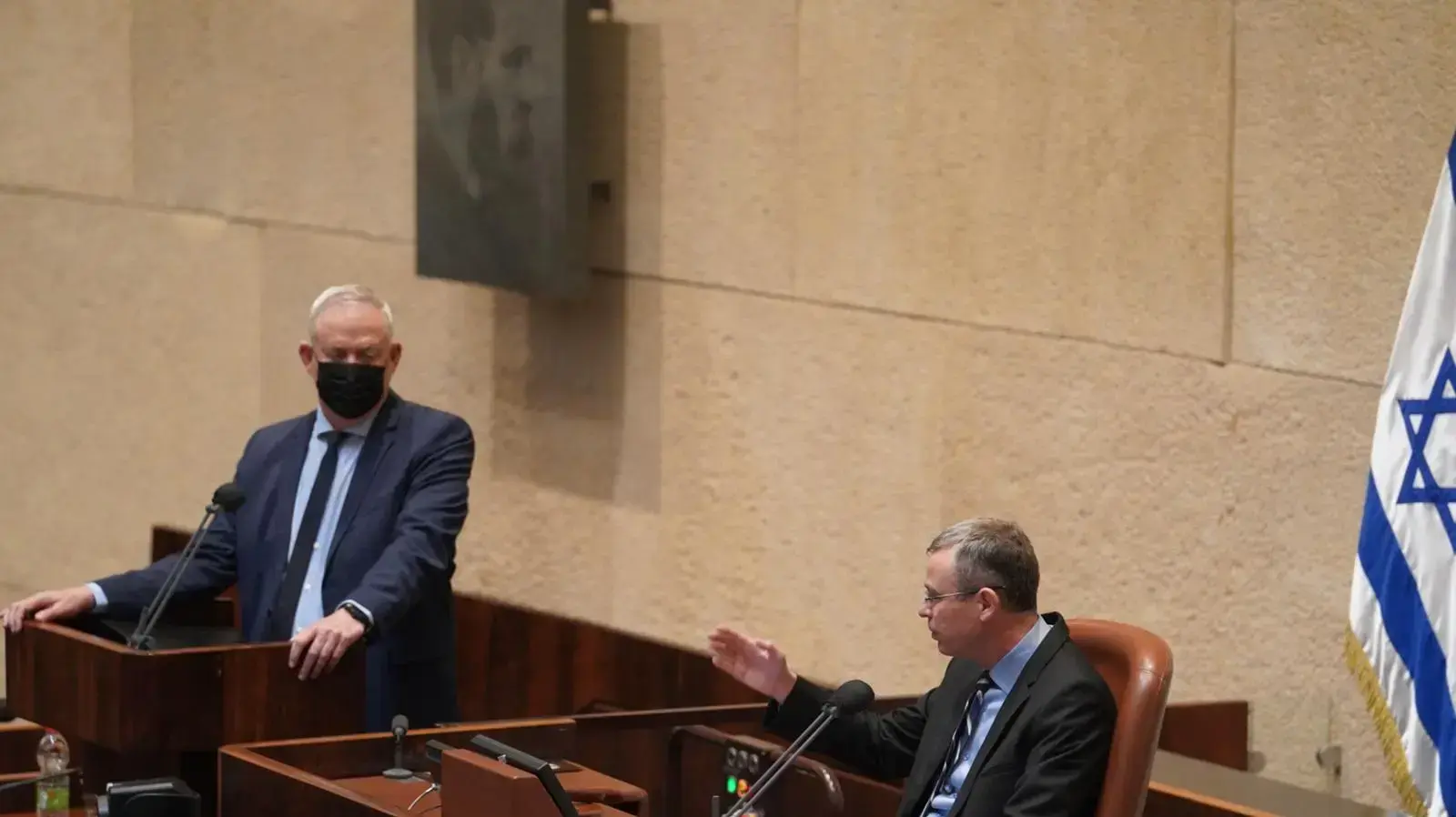 יו"ר הכנסת יריב לוין ויו"ר כחול לבן השר בני גנץ במליאת הכנסת, 31 בינואר 2021 יו"ר הכנסת יריב לוין ויו"ר כחול לבן השר בני גנץ במליאת הכנסת, 31 בינואר 2021