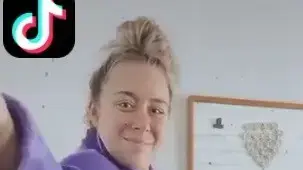 משתמשת טיקטוק מדגימה כיצד נכון לקשור את החלוק משתמשת טיקטוק מדגימה כיצד נכון לקשור את החלוק