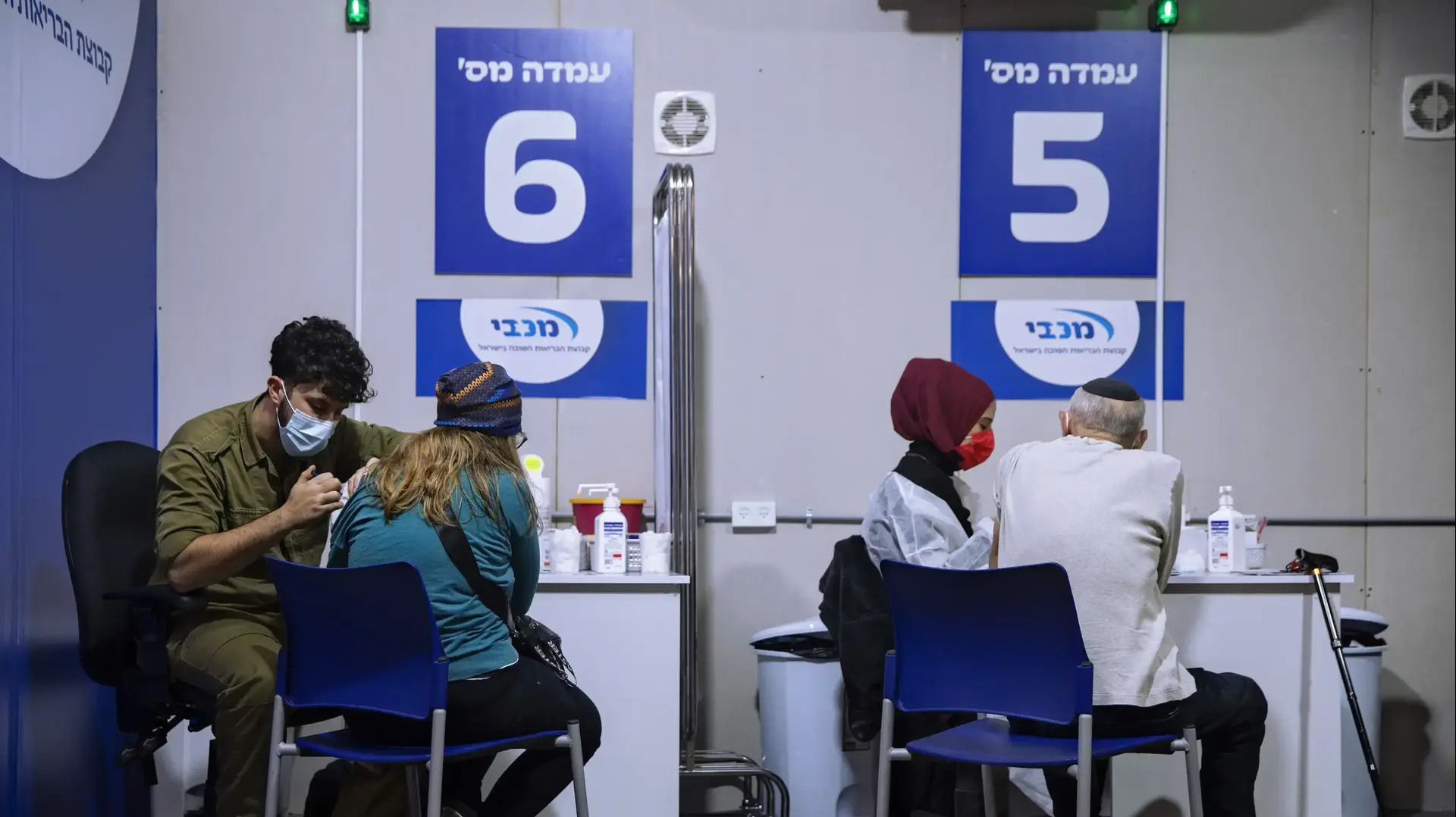 מתן חיסוני קורונה במתחם בגבעתיים, 20 בינואר 2021 מתן חיסוני קורונה במתחם בגבעתיים, 20 בינואר 2021