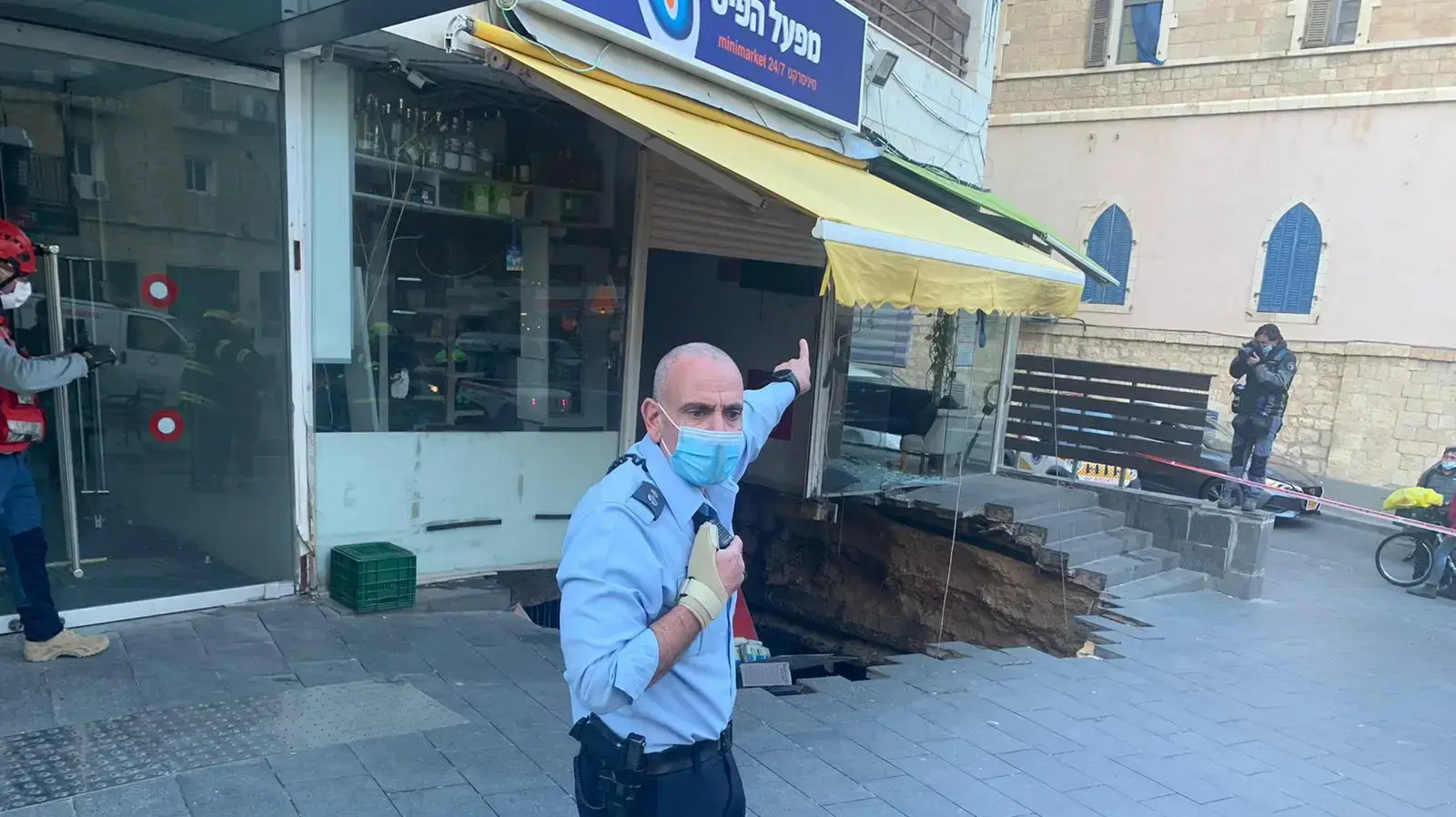 רצפה חנות קרסה אל החניון שמתחתיה בירושלים. 1 בפברואר 2021 רצפה חנות קרסה אל החניון שמתחתיה בירושלים. 1 בפברואר 2021