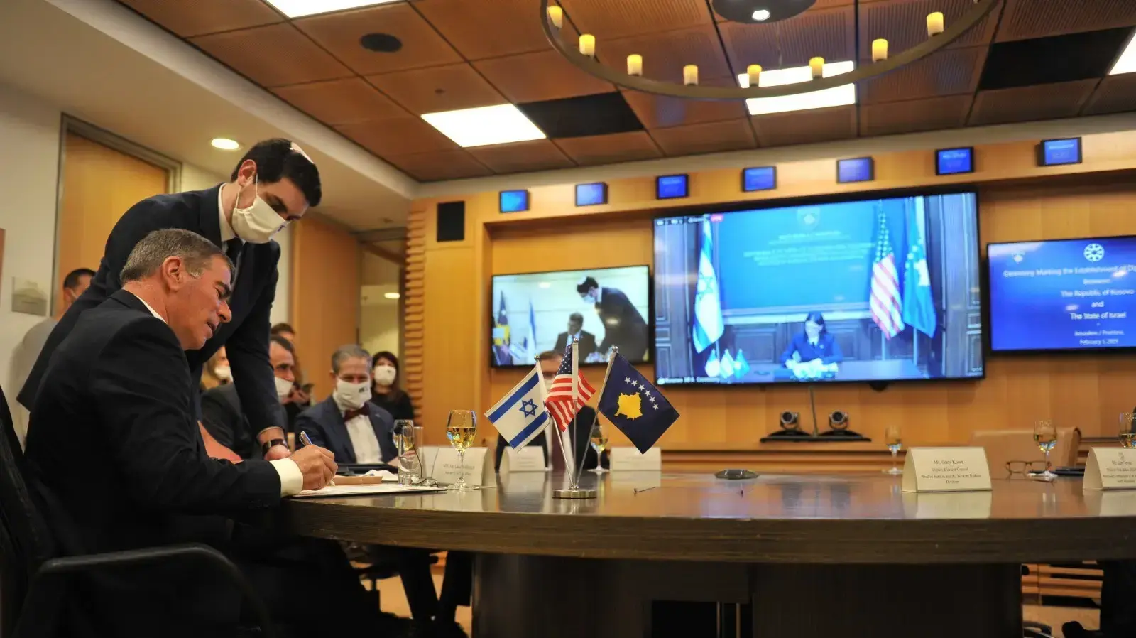 שר החוץ גבי אשכנזי חותם על הסכם לכינון יחסים דיפלומטיים בין ישראל לקוסובו, עם שרת החוץ של קוסובו מליסה חרדינאי. 1 בפברואר 2021.