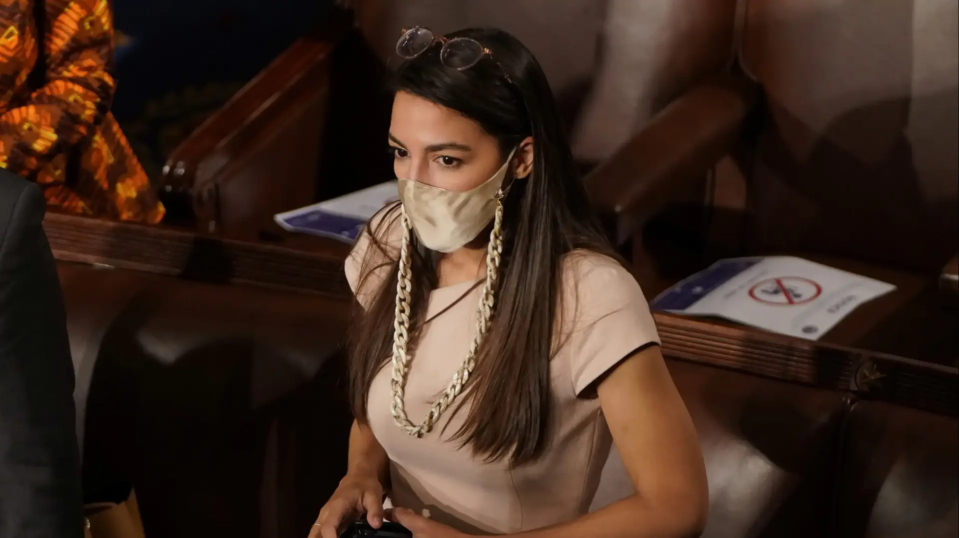 חברת הקונגרס הדמוקרטית, אלכסנדריה אוקסיו במהלך דיון בקונגרס 3 בינואר 2021 