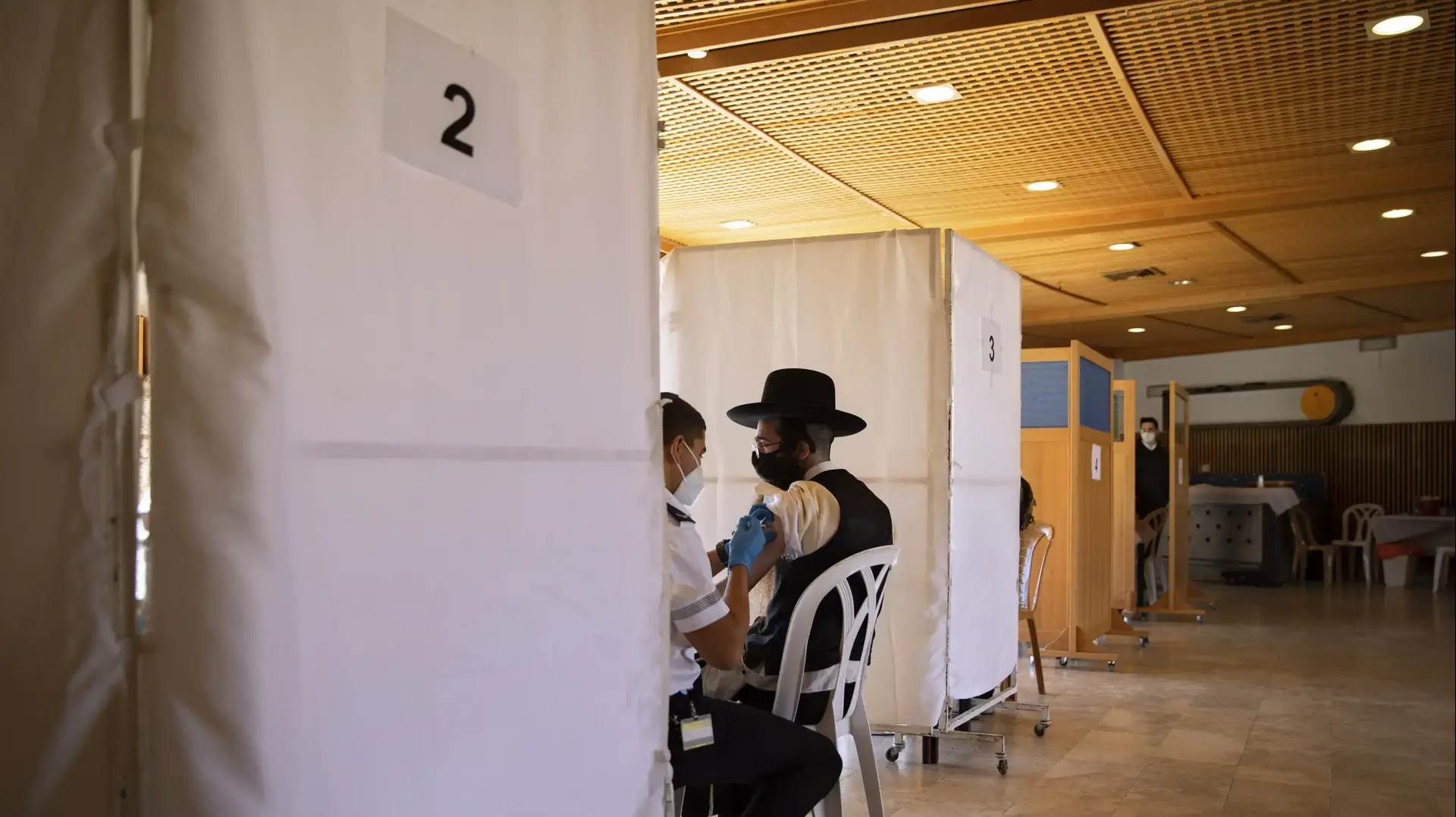 גבר חרדי מקבל חיסון נגד קורונה בהתנחלות גבעת זאב, סמוך לירושלים. 1 בפברואר 2021 גבר חרדי מקבל חיסון נגד קורונה בהתנחלות גבעת זאב, סמוך לירושלים. 1 בפברואר 2021