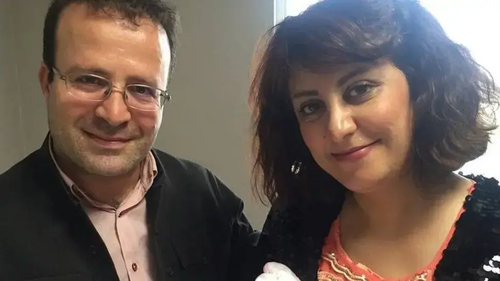 קמיל אחמדי, שהצליח להימלט מאיראן, עם אשתו בבריטניה קמיל אחמדי, שהצליח להימלט מאיראן, עם אשתו בבריטניה