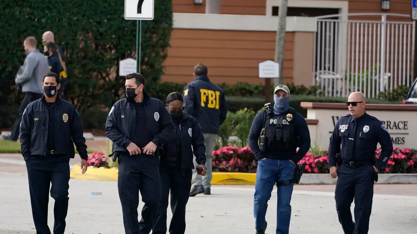 סוכני FBI ושוטרים מחוץ לזירה בסאנרייז, פלורידה, 2 בפברואר 2021 סוכני FBI ושוטרים מחוץ לזירה בסאנרייז, פלורידה, 2 בפברואר 2021