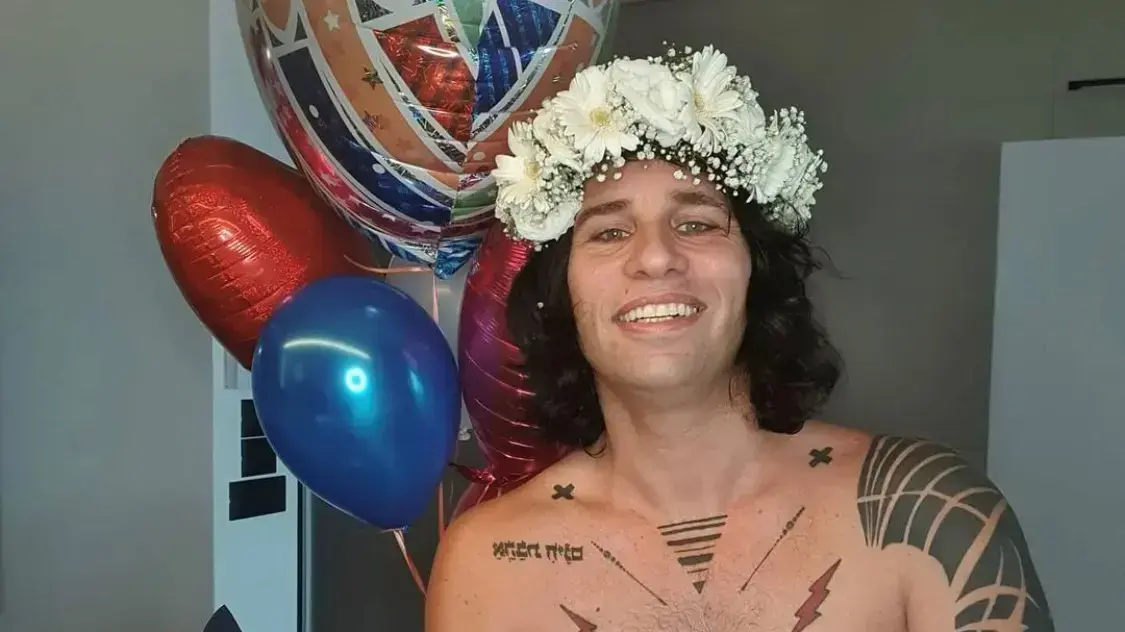 סקאזי בלי חולצה סקאזי בלי חולצה