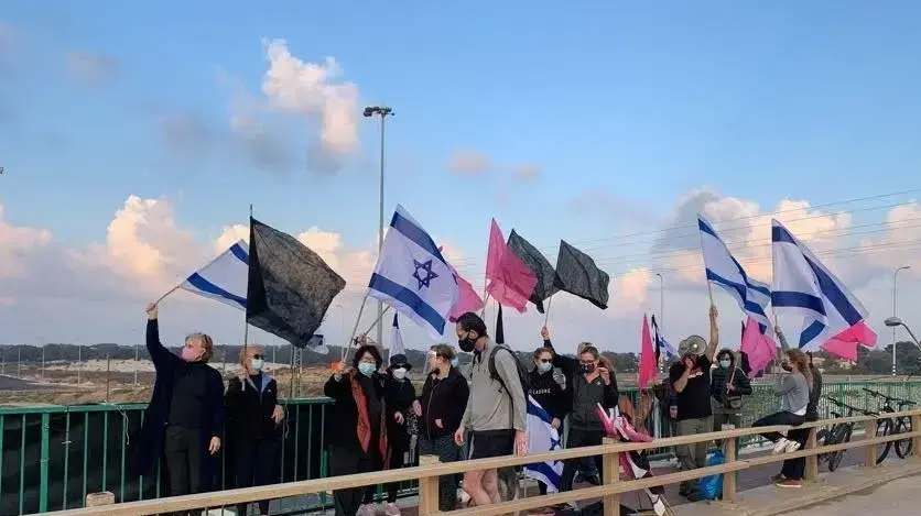 מחאת הדגלים השחורים נגד שחיתות ראש הממשלה,גשר בית ינאי, 6 בפברואר 2021 מחאת הדגלים השחורים נגד שחיתות ראש הממשלה,גשר בית ינאי, 6 בפברואר 2021