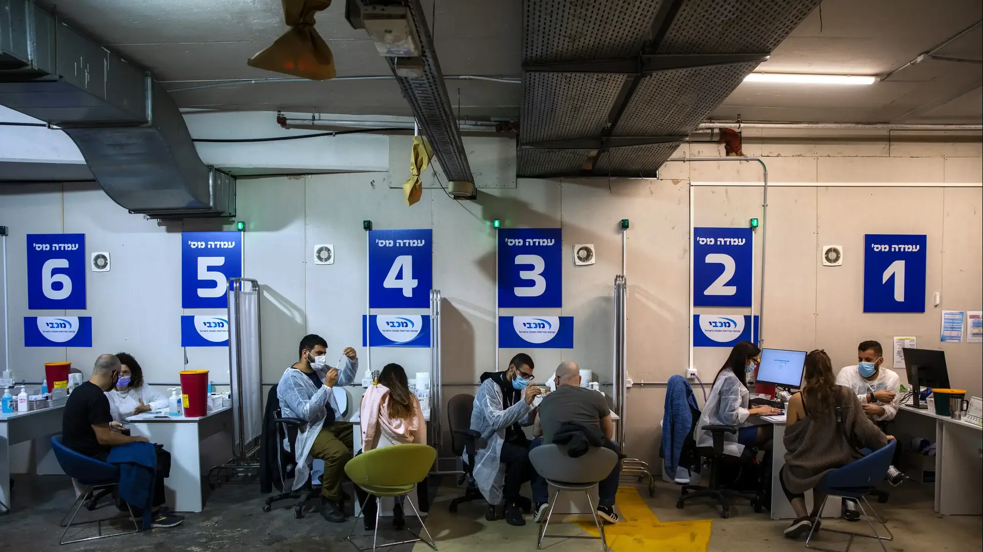 מתן חיסונים לקורונה במתחם חיסונים בגבעתיים, 7 בפברואר 2021 מתן חיסונים לקורונה במתחם חיסונים בגבעתיים, 7 בפברואר 2021