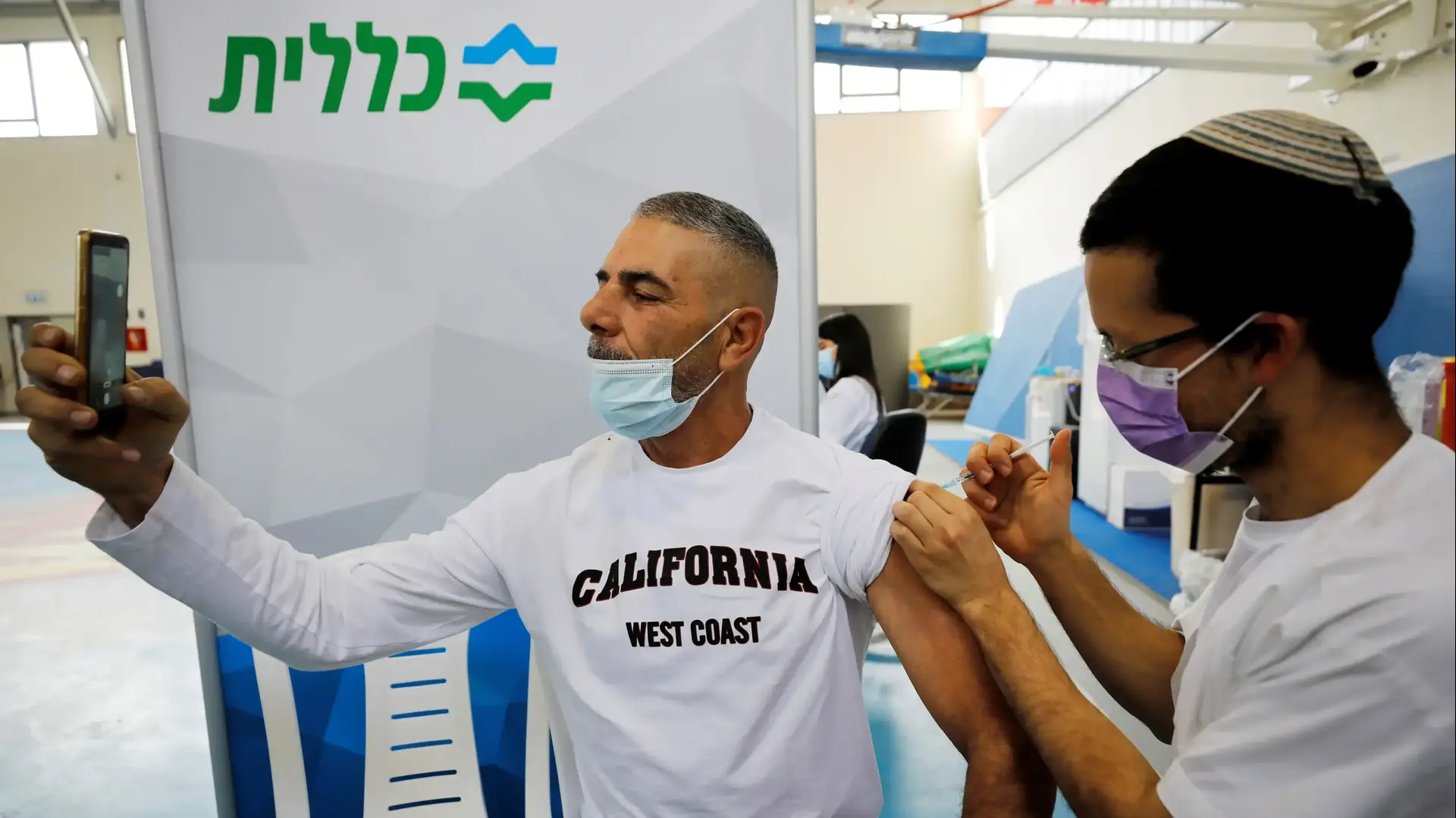 מתן חיסון נגד קורונה במתחם חיסונים בירושלים. 7 בפברואר 2021 מתן חיסון נגד קורונה במתחם חיסונים בירושלים. 7 בפברואר 2021
