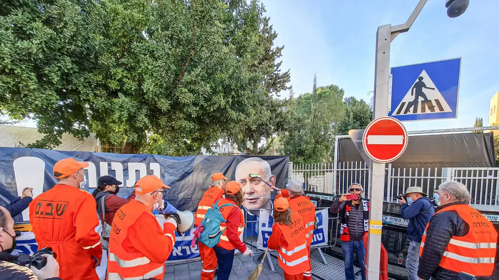 פעילי "אין מצב" מחוץ למעון ראש הממשלה לקראת הדיון בעניינו של רה"מ בבית המשפט המחוזי בירושלים 8 בפברואר 2021 פעילי "אין מצב" מחוץ למעון ראש הממשלה לקראת הדיון בעניינו של רה"מ בבית המשפט המחוזי בירושלים 8 בפברואר 2021