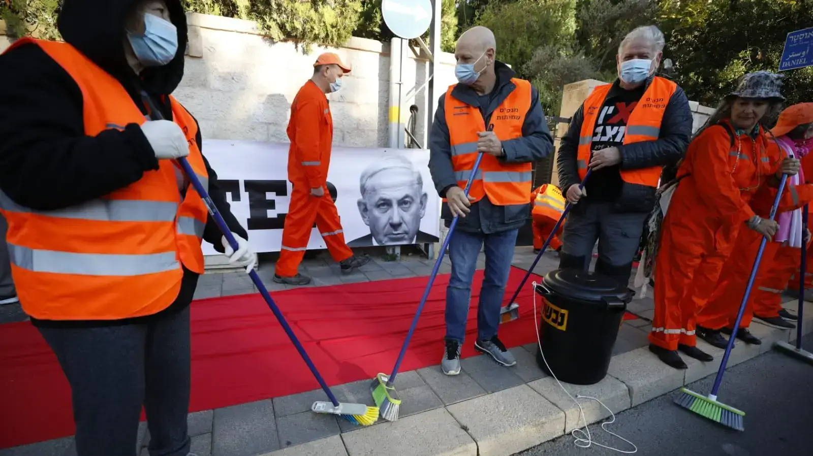 פעילי "אין מצב" מחוץ למעון ראש הממשלה לקראת הדיון בעניינו של רה"מ בבית המשפט המחוזי בירושלים 8 בפברואר 2021 פעילי "אין מצב" מחוץ למעון ראש הממשלה לקראת הדיון בעניינו של רה"מ בבית המשפט המחוזי בירושלים 8 בפברואר 2021