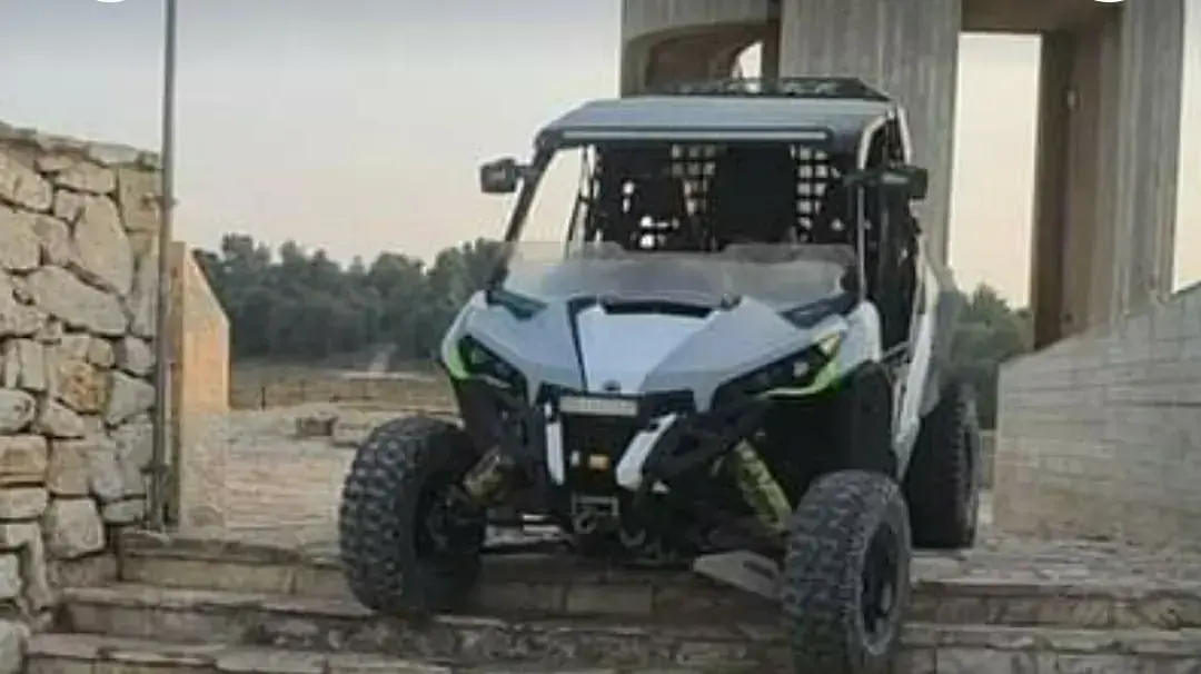 רכב שטח על האנדרטה לחללי התנועה הקיבוצית ביער מגידו רכב שטח על האנדרטה לחללי התנועה הקיבוצית ביער מגידו