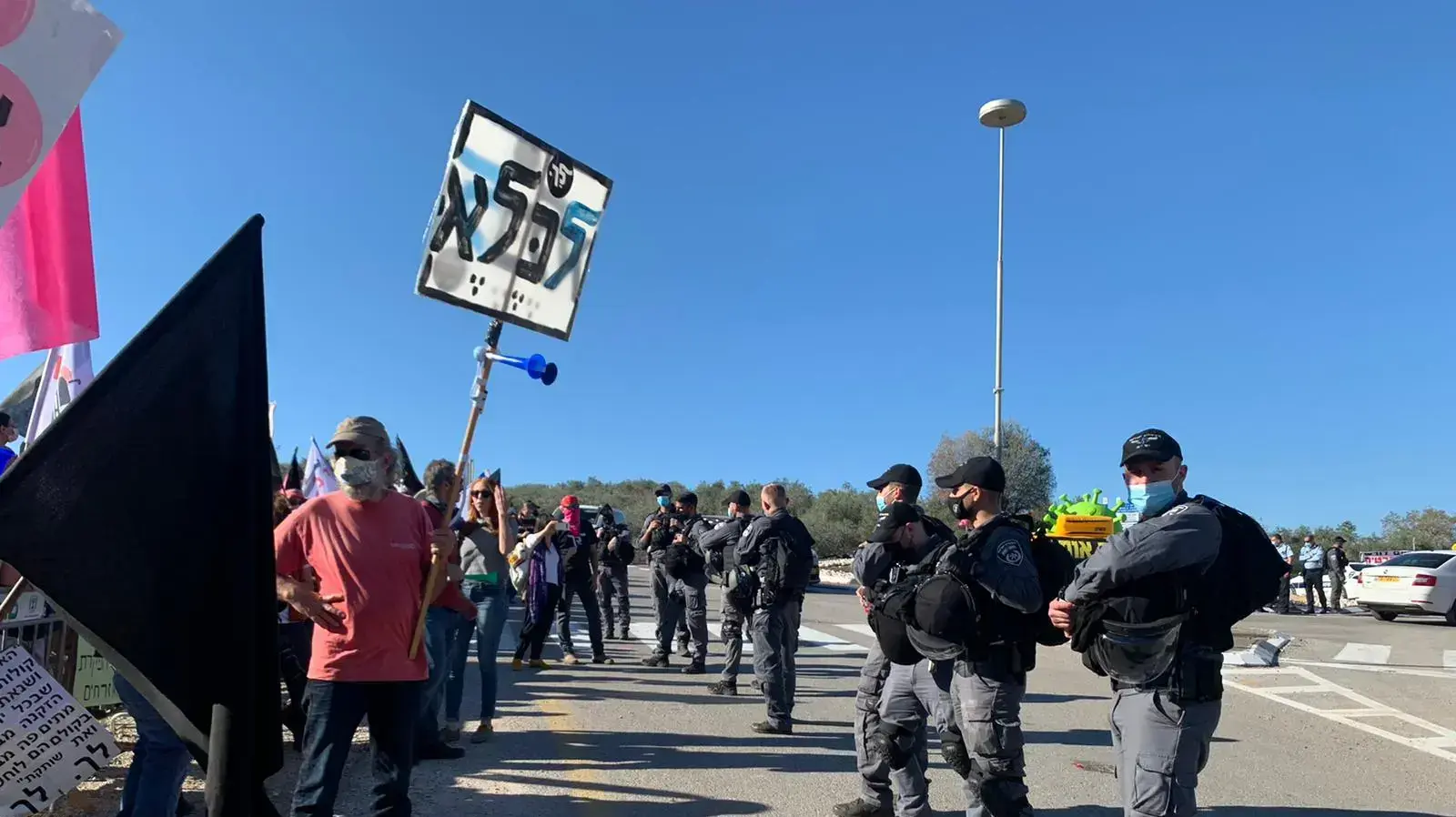 מחאה נגד ראש הממשלה נתניהו עם הגעתו לבסמת טבעון, 9 בפברואר 2021