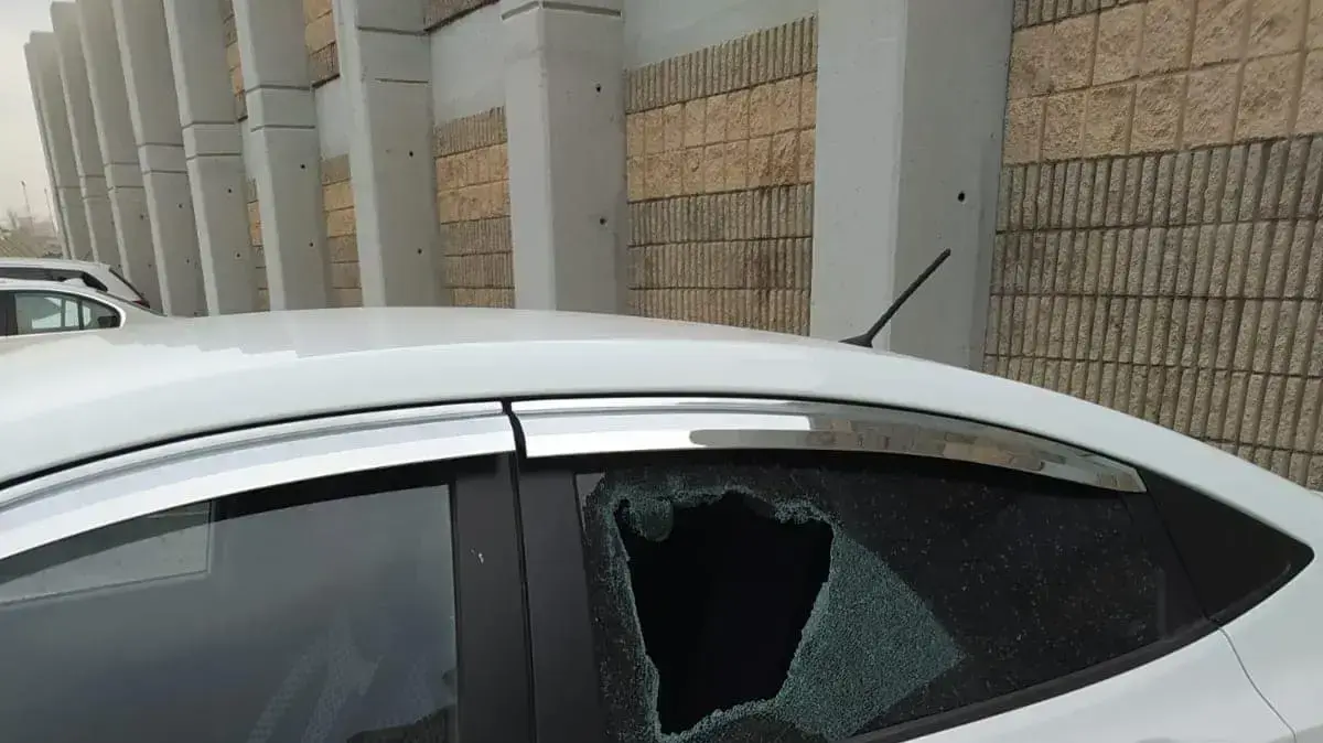 שמשה מנופצת בחלון רכבו של רופא פלסטיני בבית החולים רמב"ם חיפה
