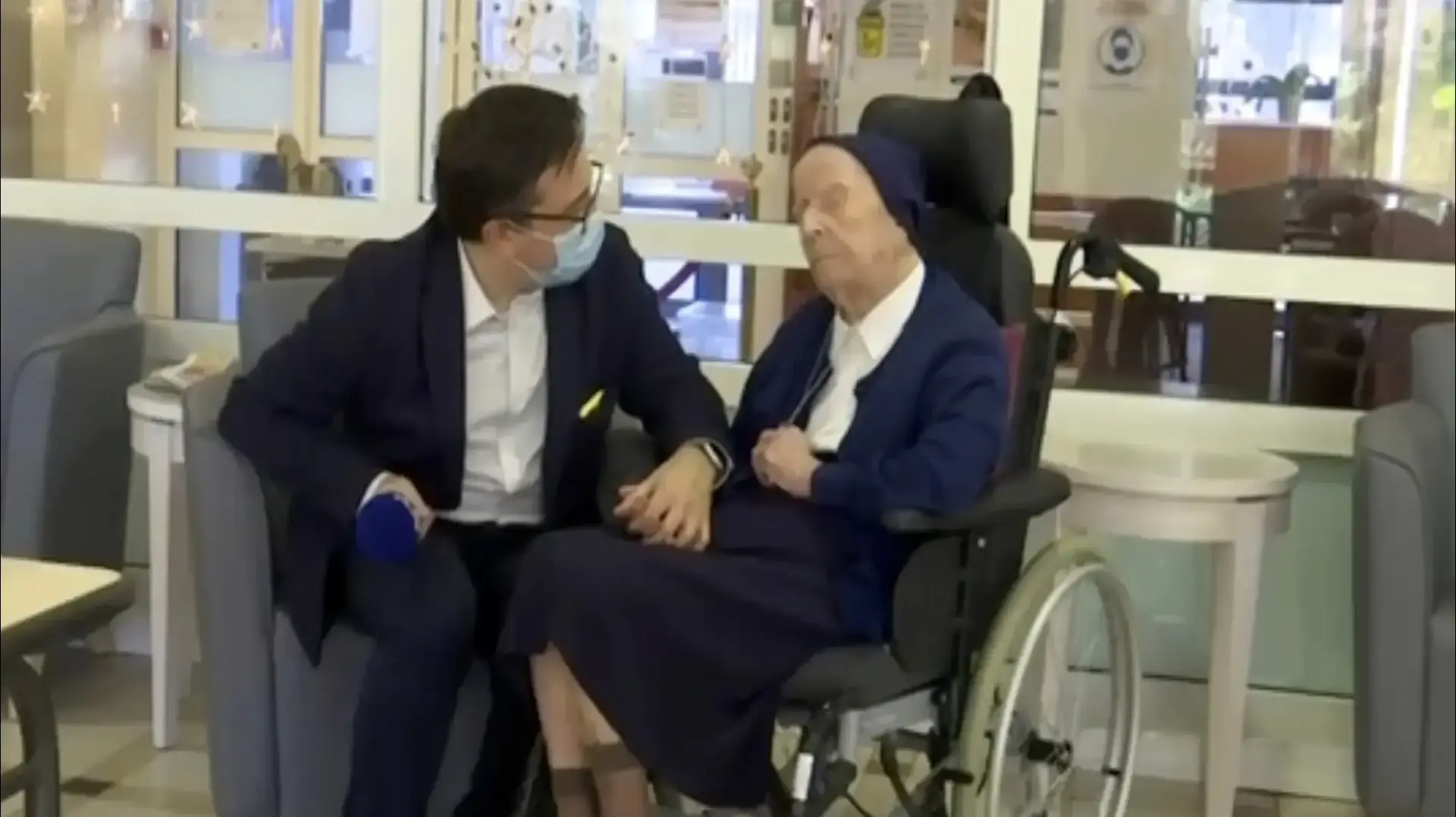 לוסיל רנדון, האישה המבוגרת באירופה, מספרת על החלמה מנגיף הקורונה לפני יום הולדתה ה-117 בבית אבות בטולון, צרפת, 9 בפברואר 2021 לוסיל רנדון, האישה המבוגרת באירופה, מספרת על החלמה מנגיף הקורונה לפני יום הולדתה ה-117 בבית אבות בטולון, צרפת, 9 בפברואר 2021