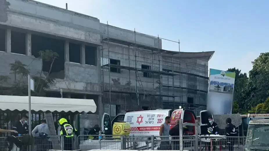 פועל נפל מגובה באתר בנייה במועצה האזורית דרום השרון. ופונה לבי"ח בלינסון במצב בינוני. 10 בפברואר 2021 פועל נפל מגובה באתר בנייה במועצה האזורית דרום השרון. ופונה לבי"ח בלינסון במצב בינוני. 10 בפברואר 2021