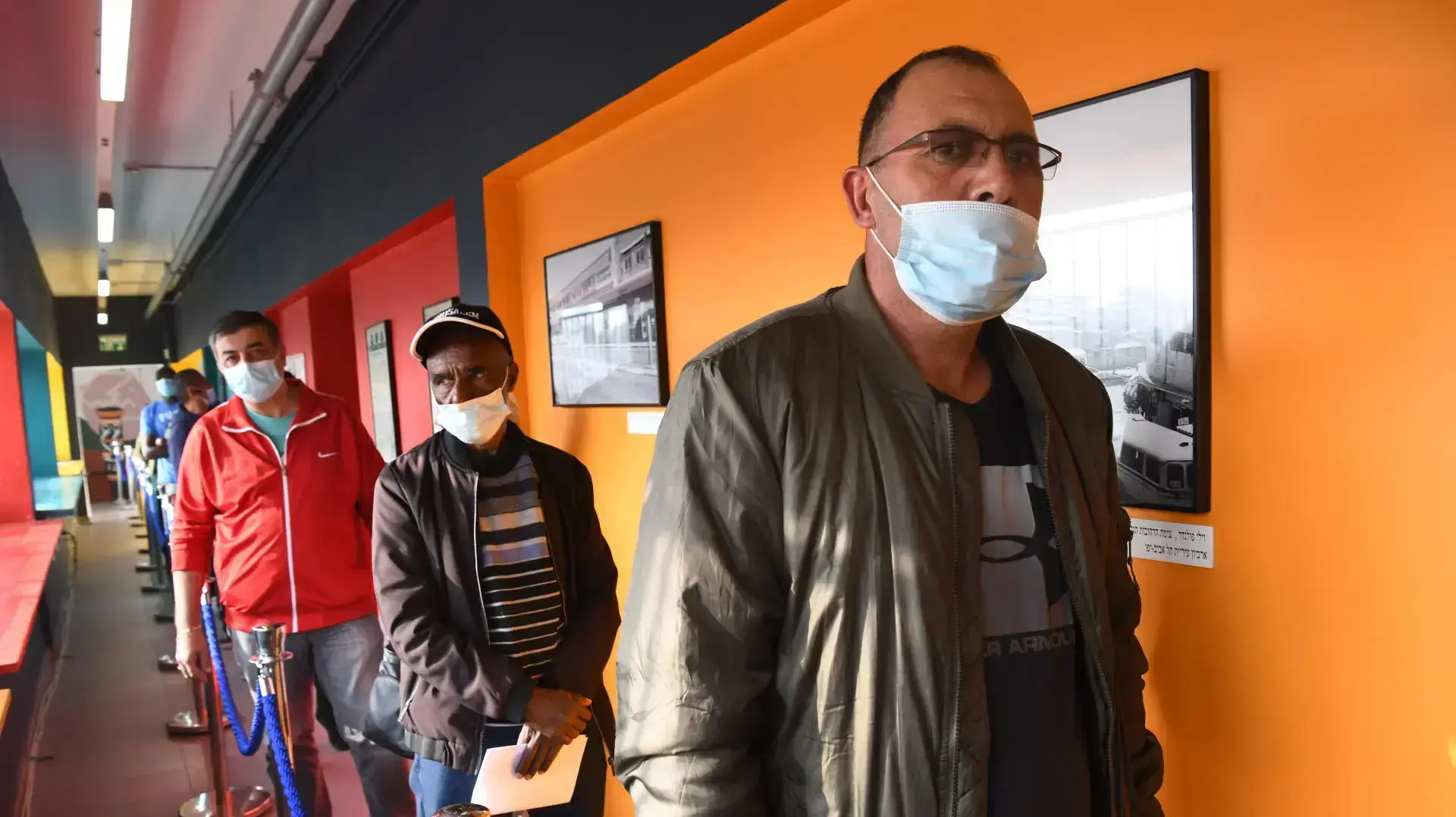 עובדים זרים מתחסנים לקורונה, תחנה מרכזית ת"א, 10 בפברואר 2021 עובדים זרים מתחסנים לקורונה, תחנה מרכזית ת"א, 10 בפברואר 2021