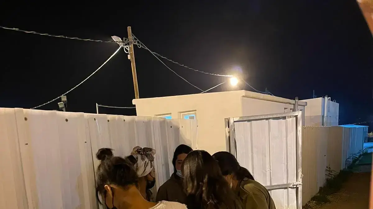 חדר אוכל בבסיס בבקעה נסגר, חיילים שבבידוד אוכלים בפריסה בחוץ חדר אוכל בבסיס בבקעה נסגר, חיילים שבבידוד אוכלים בפריסה בחוץ
