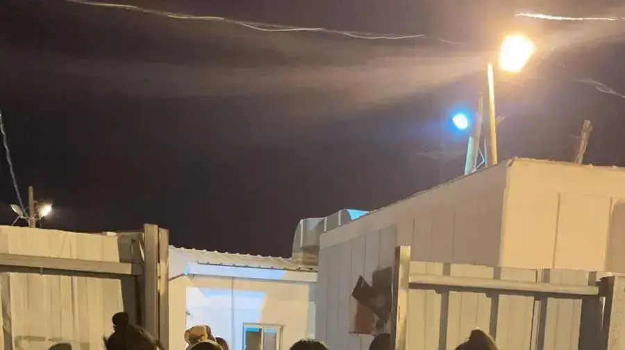 חדר אוכל בבסיס בבקעה נסגר, חיילים שבבידוד אוכלים בפריסה בחוץ חדר אוכל בבסיס בבקעה נסגר, חיילים שבבידוד אוכלים בפריסה בחוץ