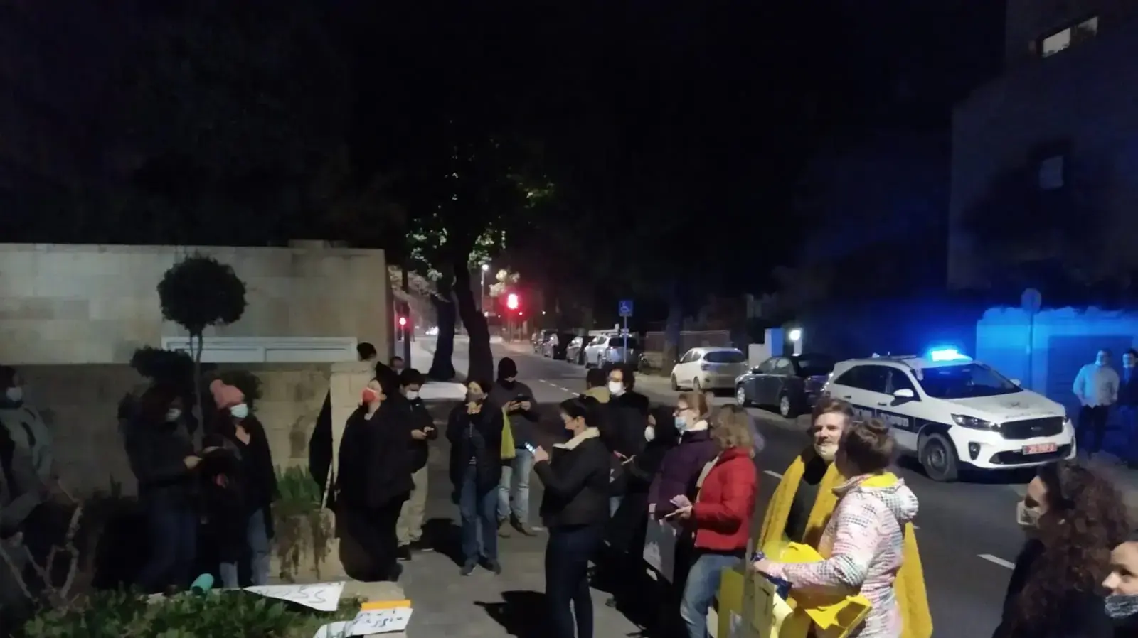 כמה מתושבי בית הכרם מחו הערב (רביעי) מול ביתו של ראש עיריית ירושלים משה ליאון, בעקבות החלטתו שלא לקיים את הלימודים בכל השכונות בעיר. 10 בפברואר 2021 כמה מתושבי בית הכרם מחו הערב (רביעי) מול ביתו של ראש עיריית ירושלים משה ליאון, בעקבות החלטתו שלא לקיים את הלימודים בכל השכונות בעיר. 10 בפברואר 2021