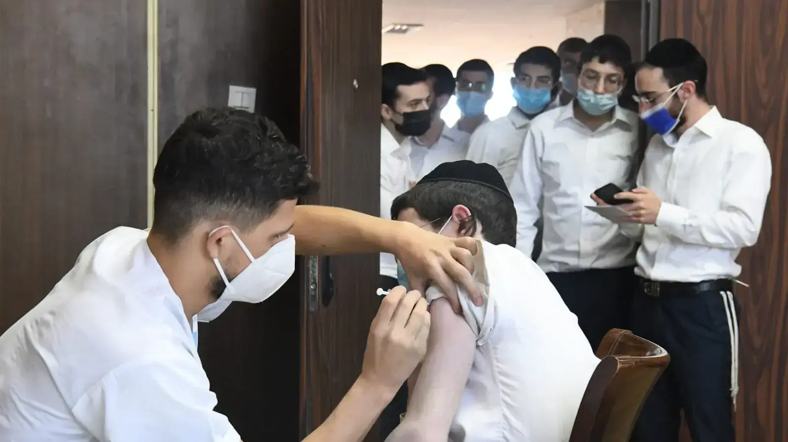 ניידת חיסוני קורונה של בי"ח איכילוב בישיבת פוניבז',בבני ברק, 11 בפברואר 2021 ניידת חיסוני קורונה של בי"ח איכילוב בישיבת פוניבז',בבני ברק, 11 בפברואר 2021