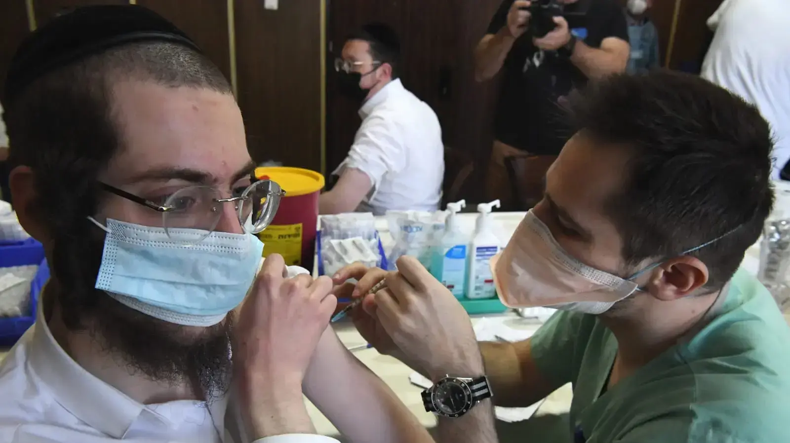 ניידת חיסוני קורונה של בי"ח איכילוב בישיבת פוניבז',בבני ברק, 11 בפברואר 2021