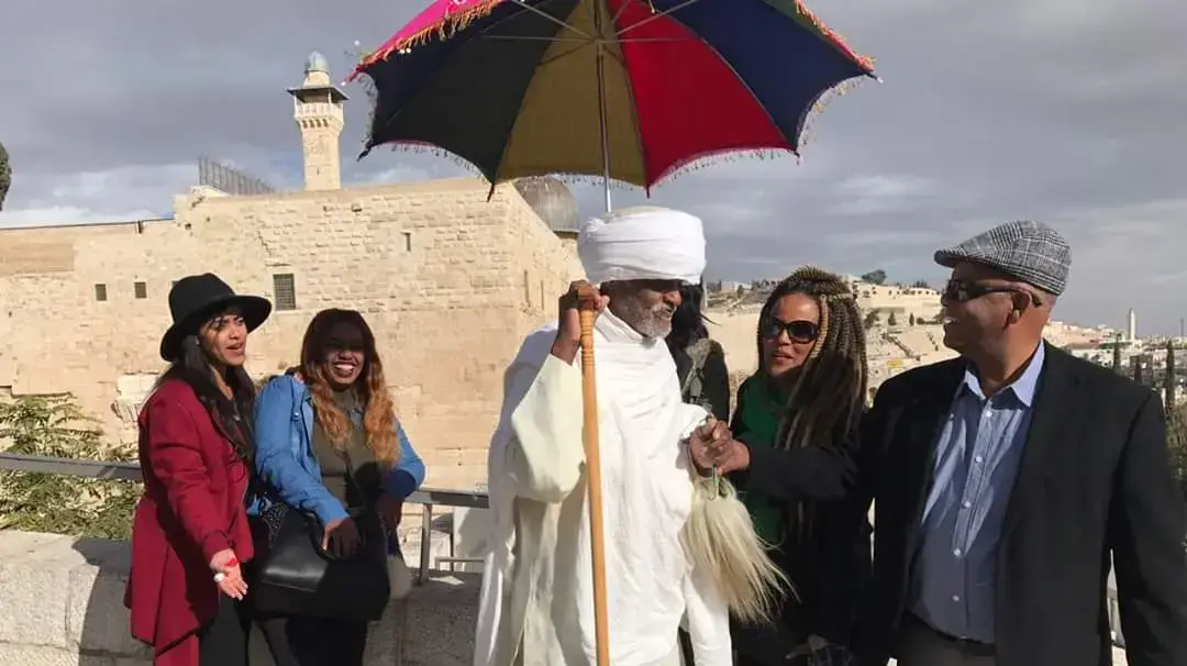 הכהן הגדול טפהסקו פיקדה עם בנו ובתו, אלי וגליה, ונכדות הכהן הגדול טפהסקו פיקדה עם בנו ובתו, אלי וגליה, ונכדות