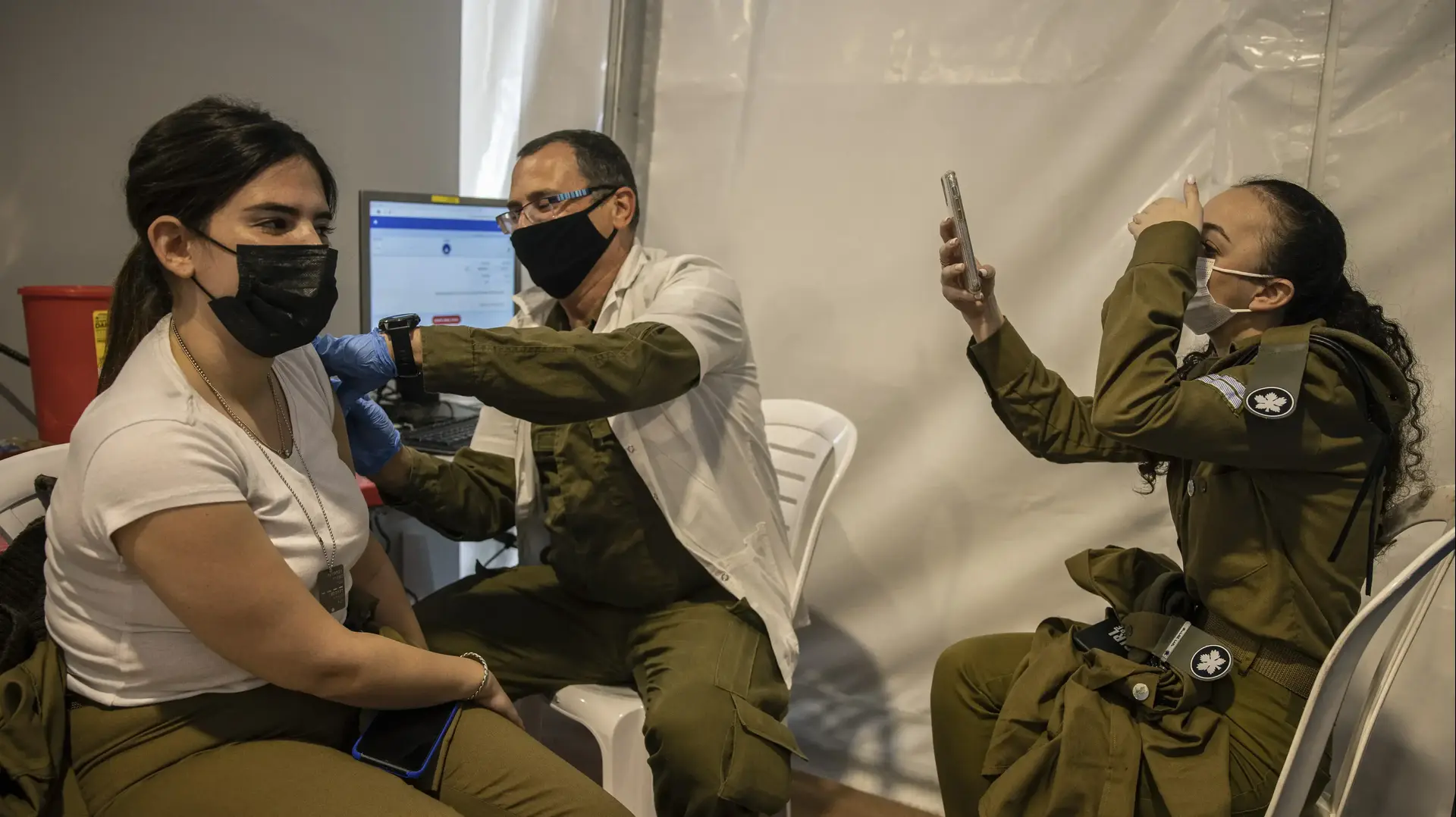 חיילים מתחסנים נגד קורונה בבסיס צה"ל סמוך לראשל"צ. 11 בפברואר 2021 חיילים מתחסנים נגד קורונה בבסיס צה"ל סמוך לראשל"צ. 11 בפברואר 2021