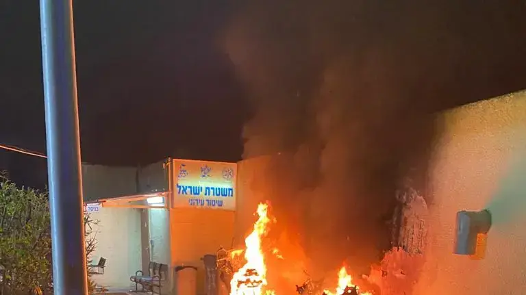 שני קטנועים משטרתיים שהוצתו בקריית אתא, 12 בפברואר 2021 שני קטנועים משטרתיים שהוצתו בקריית אתא, 12 בפברואר 2021