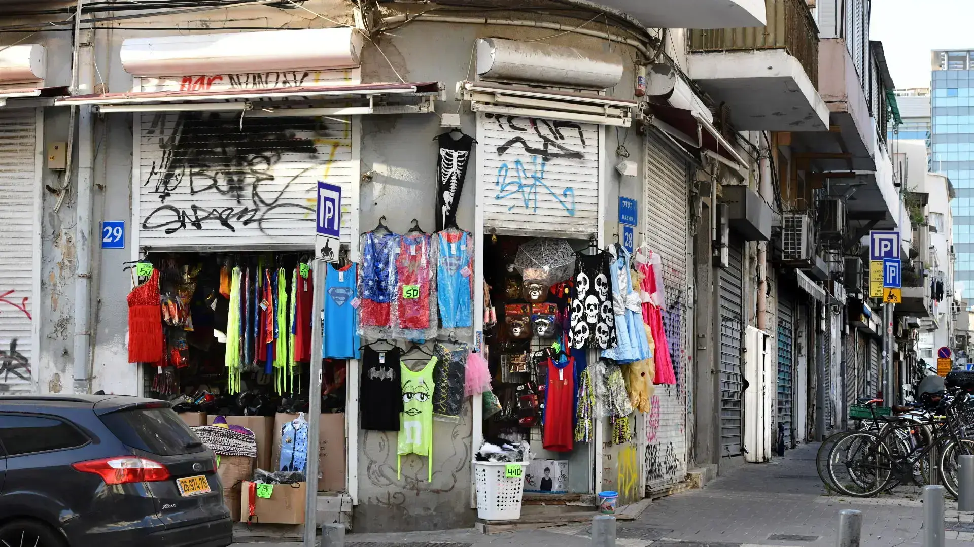הכנות לפורים ברחוב מטלון בתל אביב, 14 בפברואר 2021 הכנות לפורים ברחוב מטלון בתל אביב, 14 בפברואר 2021