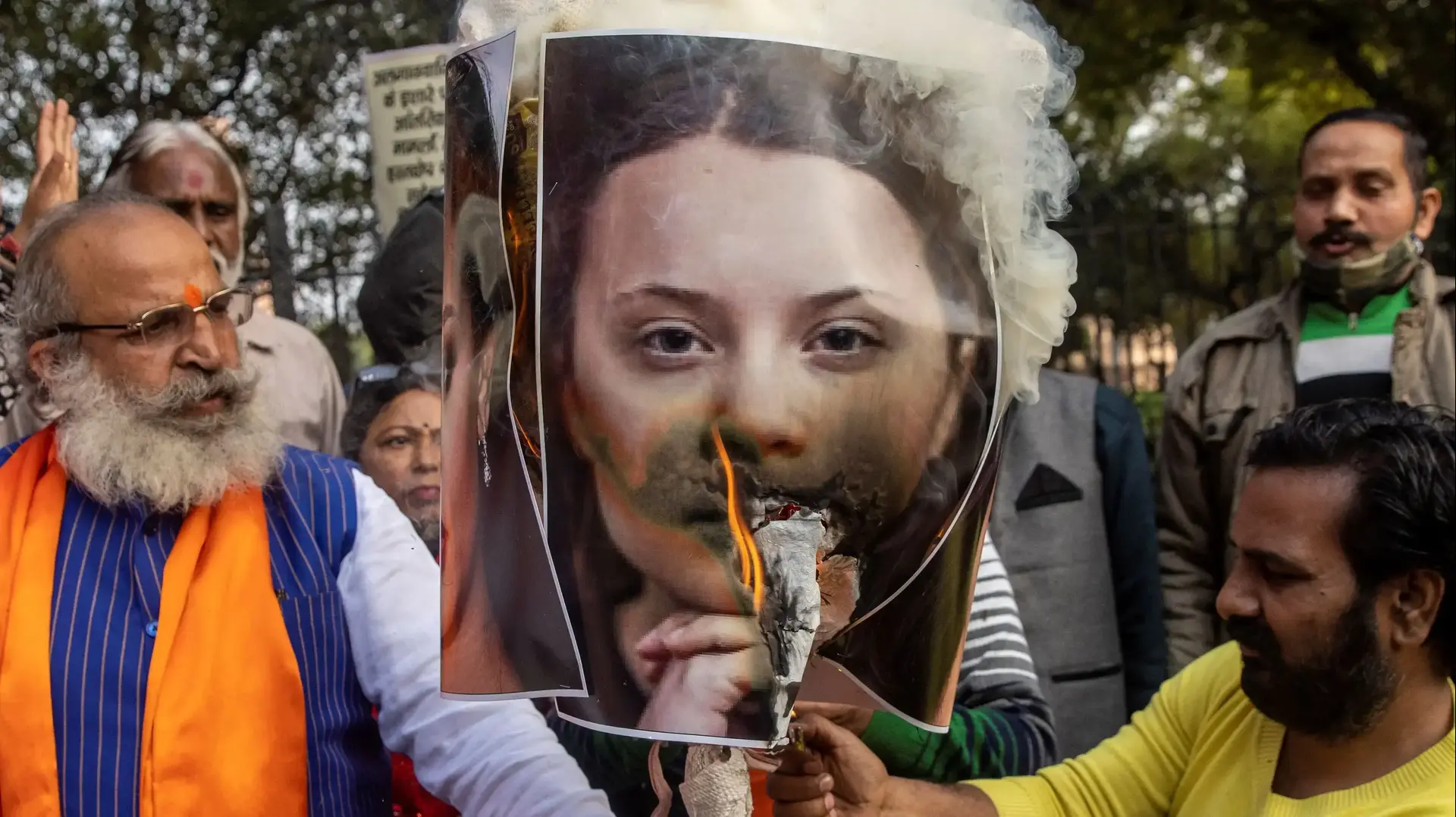 פעילים הינדים שורפים בובה של גרטה תונברג במחאה נגד תמיכתה בהפגנות החקלאים, ניו דלהי, הודו, 4 בפברואר 2021

