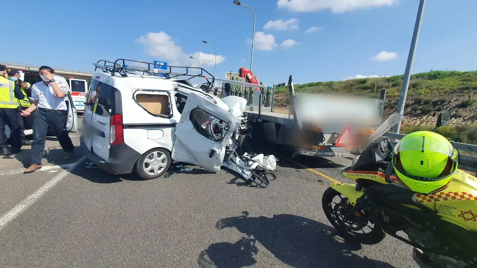 זירת תאונת דרכים בין רכב פרטי למשאית בכביש 20 סמוף למחלף שבעת הכוכבים זירת תאונת דרכים בין רכב פרטי למשאית בכביש 20 סמוף למחלף שבעת הכוכבים