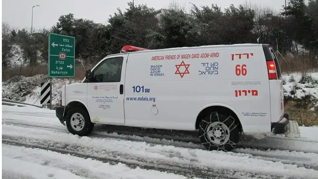 אמבולנס בשלג בין צפת לנהריה אמבולנס בשלג בין צפת לנהריה