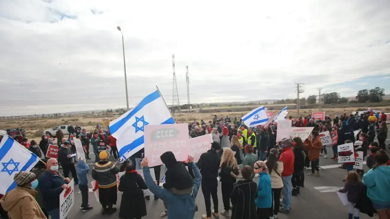 זעקת הנגב
בהמשך לאירועי האלימות האחרונים הנגב, בהם אירוע הפריצה ותקיפת הילדה בישוב בנגב - מאות תושבים, יהודים ובדואים, השתתפו הבוקר (ו) בהפגנה על הפקרות הנגב ובדרישה להחזיר את הביטחון האישי, 19 בפברואר 2021 זעקת הנגב
בהמשך לאירועי האלימות האחרונים הנגב, בהם אירוע הפריצה ותקיפת הילדה בישוב בנגב - מאות תושבים, יהודים ובדואים, השתתפו הבוקר (ו) בהפגנה על הפקרות הנגב ובדרישה להחזיר את הביטחון האישי, 19 בפברואר 2021