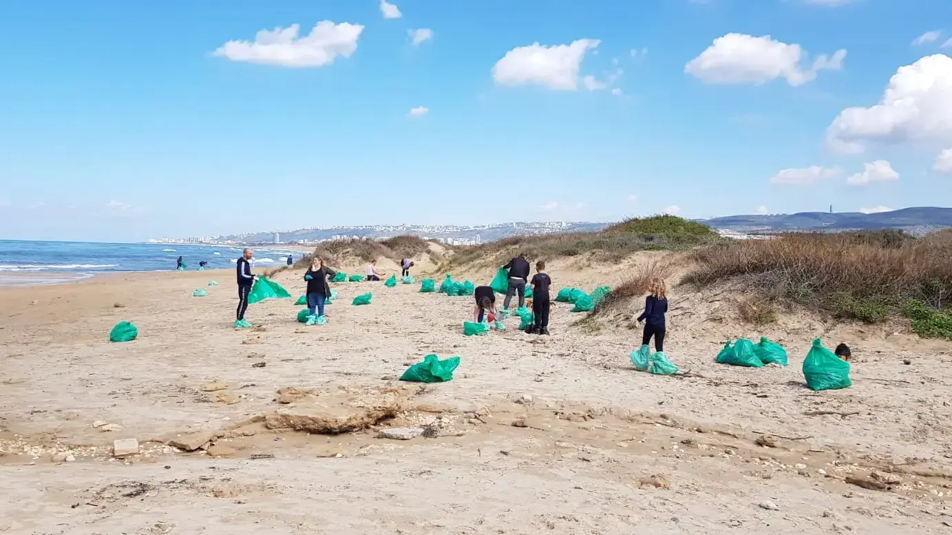מתנדבים מנקים זפת מחוף עתלית 20 פברואר 2021 מתנדבים מנקים זפת מחוף עתלית 20 פברואר 2021