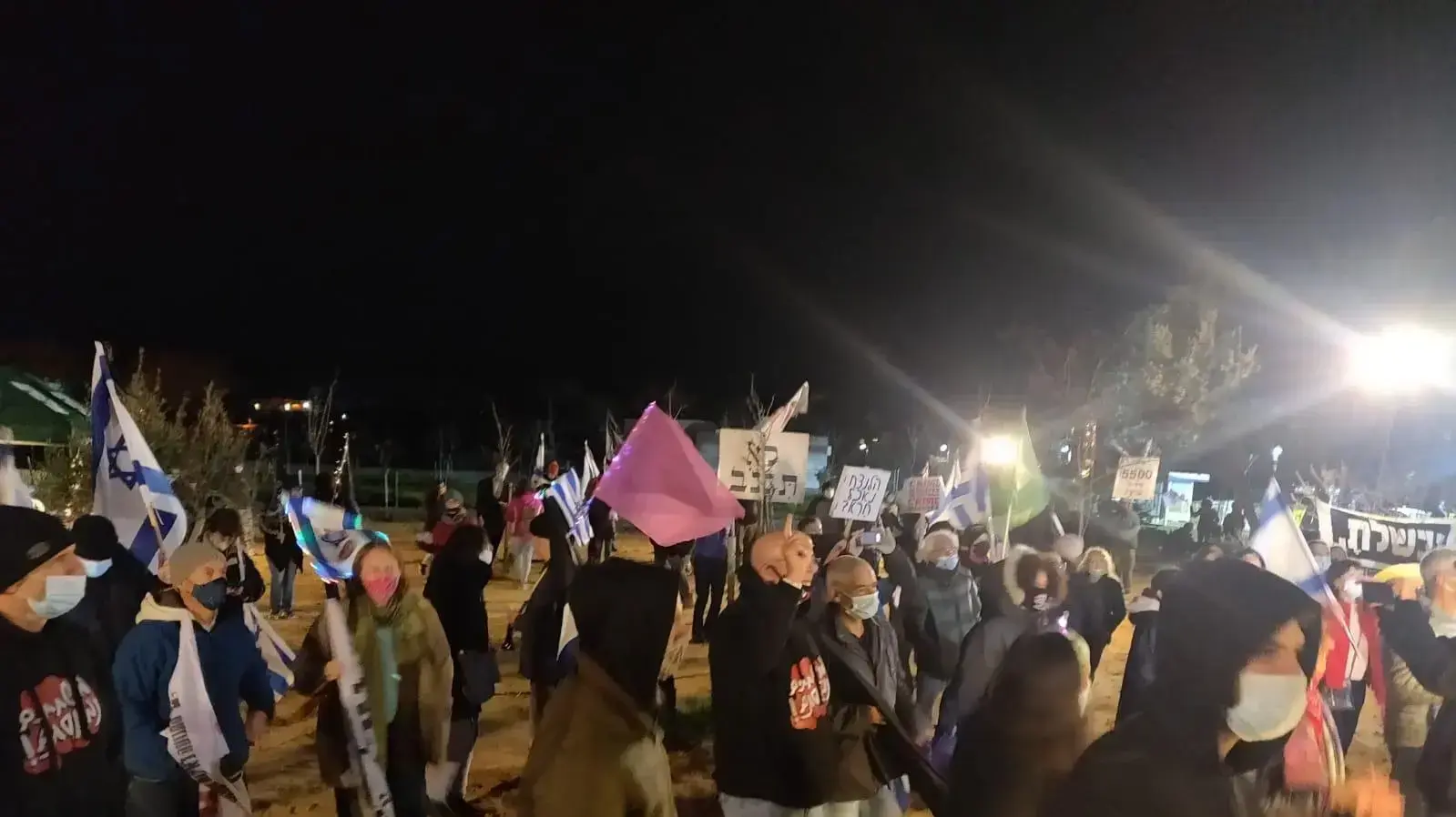 מאות מפגינים נגד נתניהו בקיסריה, 20 בפברואר 2021 מאות מפגינים נגד נתניהו בקיסריה, 20 בפברואר 2021