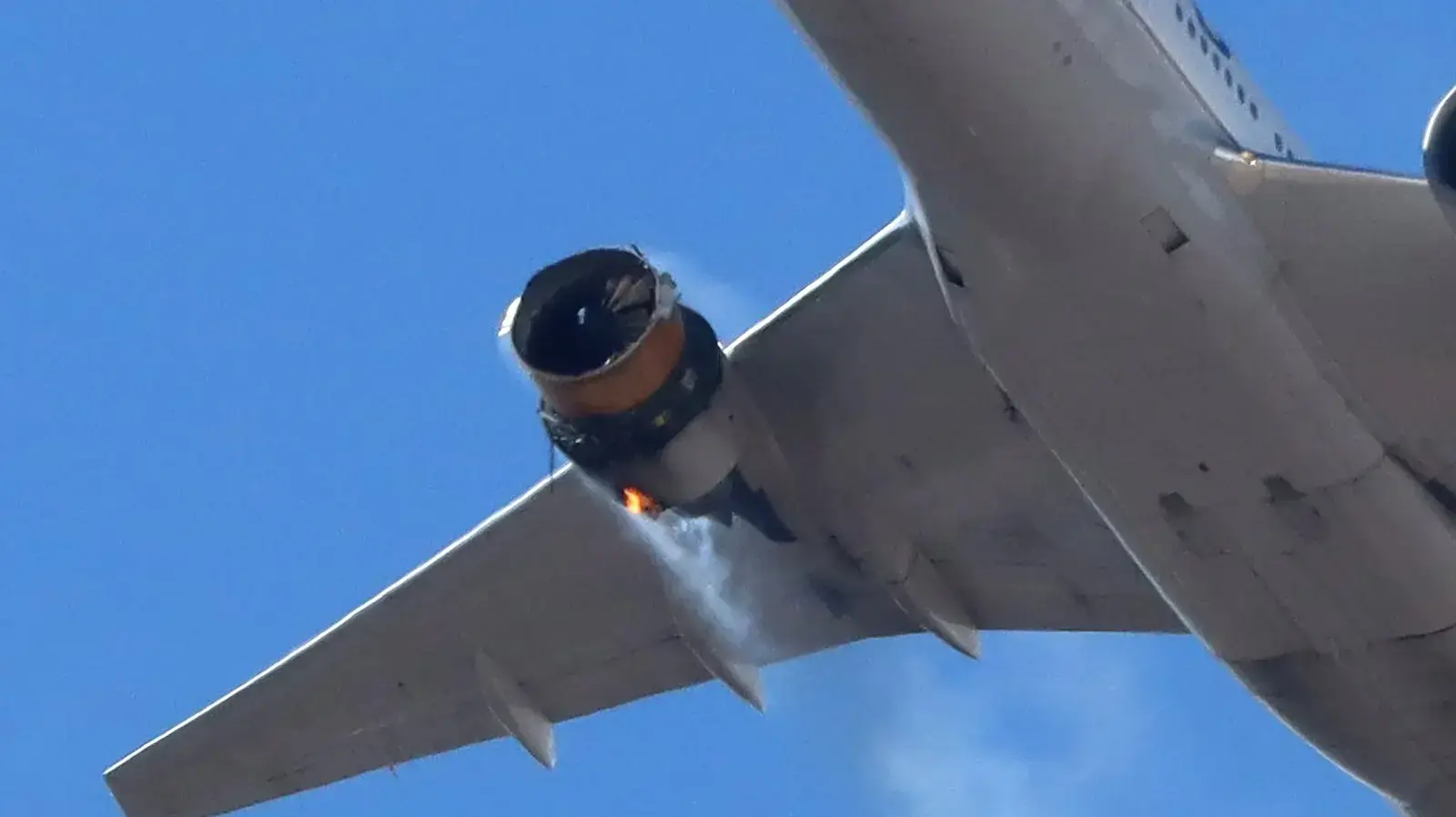 מטוס בוער בטיסה של יונייטד אירליינס לפני הנחיתה בנמל התעופה של דנבר, 20 בפברואר 2021