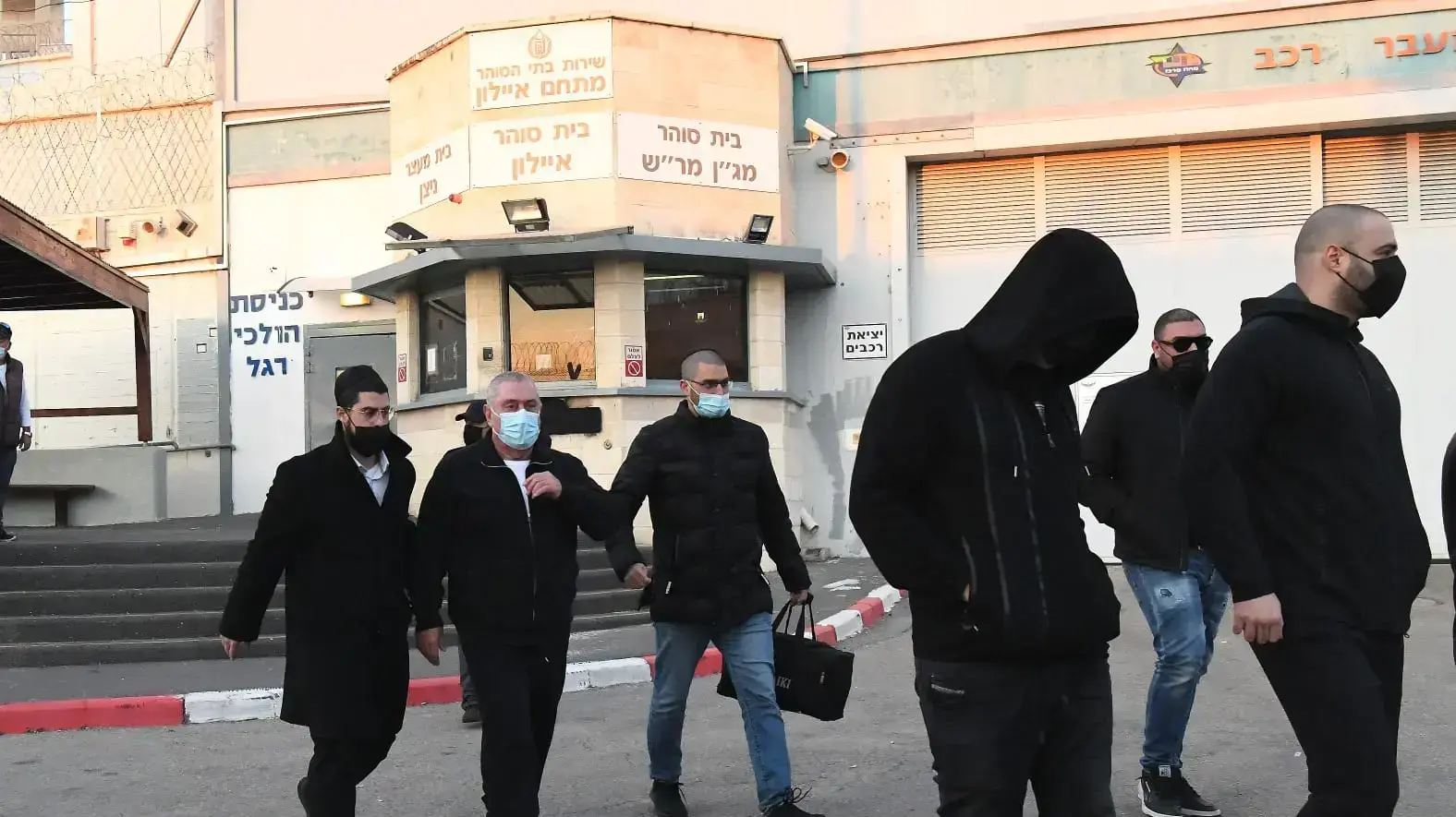 זאב רוזנשטיין ושומרי ראש לאחר ששוחרר מהכלא, 21 בפברואר 2021