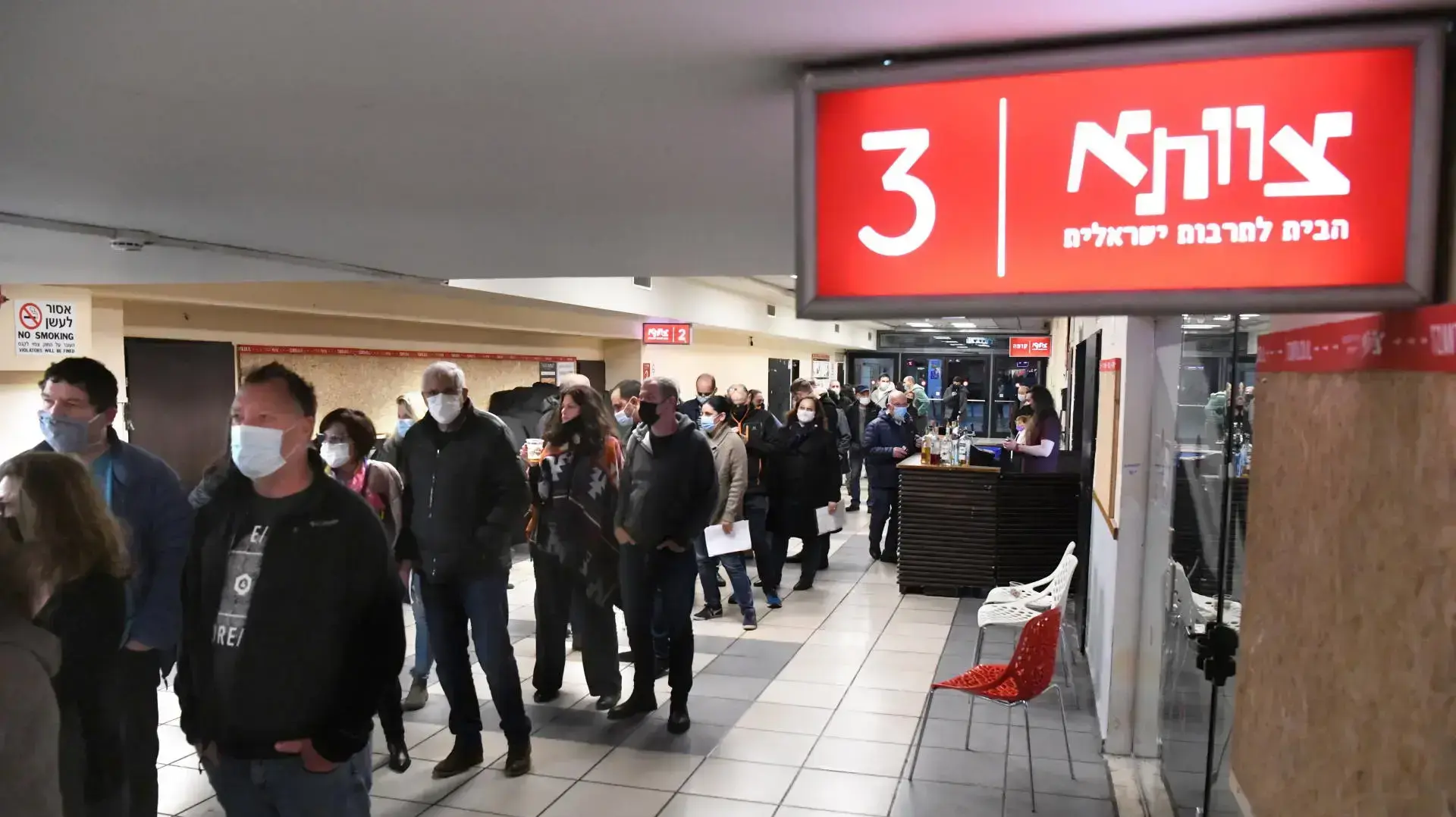 קהל בתור להופעת סטנדאפ של ליאור שליין בצוותא ביום הראשון של חזרת התרבות לאחר שנת הקפאתה בעקבות משבר הקורונה, 21 בפברואר 2021 קהל בתור להופעת סטנדאפ של ליאור שליין בצוותא ביום הראשון של חזרת התרבות לאחר שנת הקפאתה בעקבות משבר הקורונה, 21 בפברואר 2021